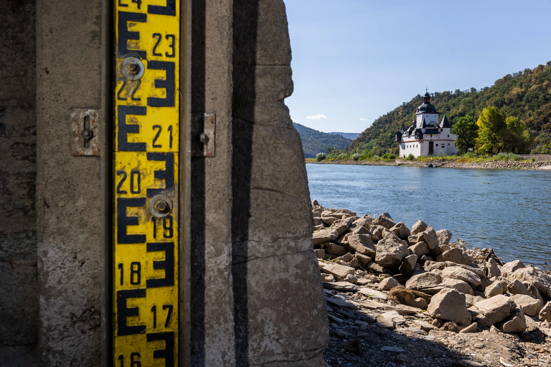 Die Pegellatten am Ufer in Kaub am Rhein: Im Hintergrund die Burg Pfalzgrafenstein