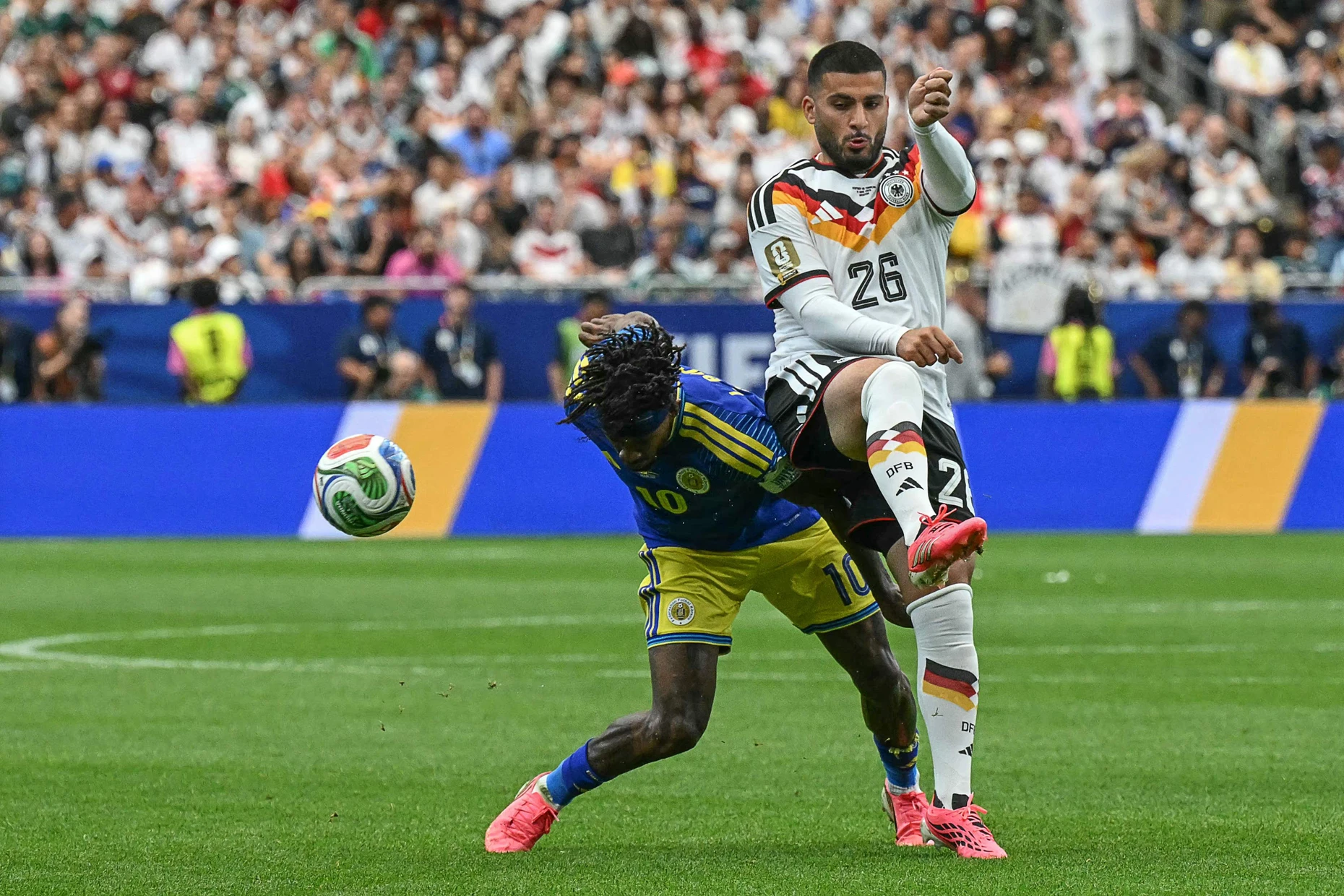 Körper gegen Körper: Weltmeister Christoph Kramer sieht bei Undav ein „Wildschwein“ am Werk.