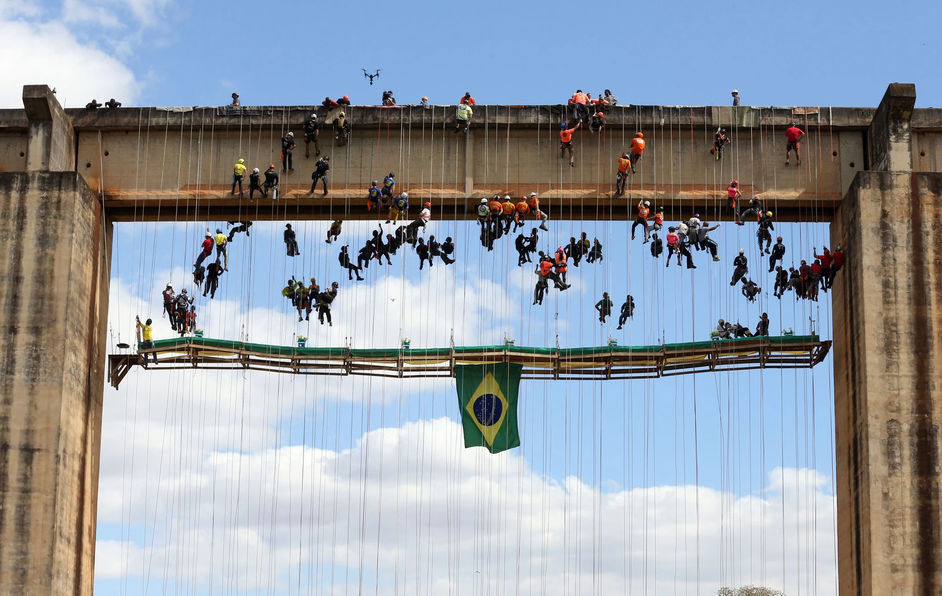 Schon im Jahr 2017 ein Abenteuer wert: Dutzende Menschen seilen sich in Limeira (Brasilien) zu einem Barbecue auf schwankender Tafel ab – auf der Brücke, von der in dieser Woche eine junge Frau in den Tod stürzte.