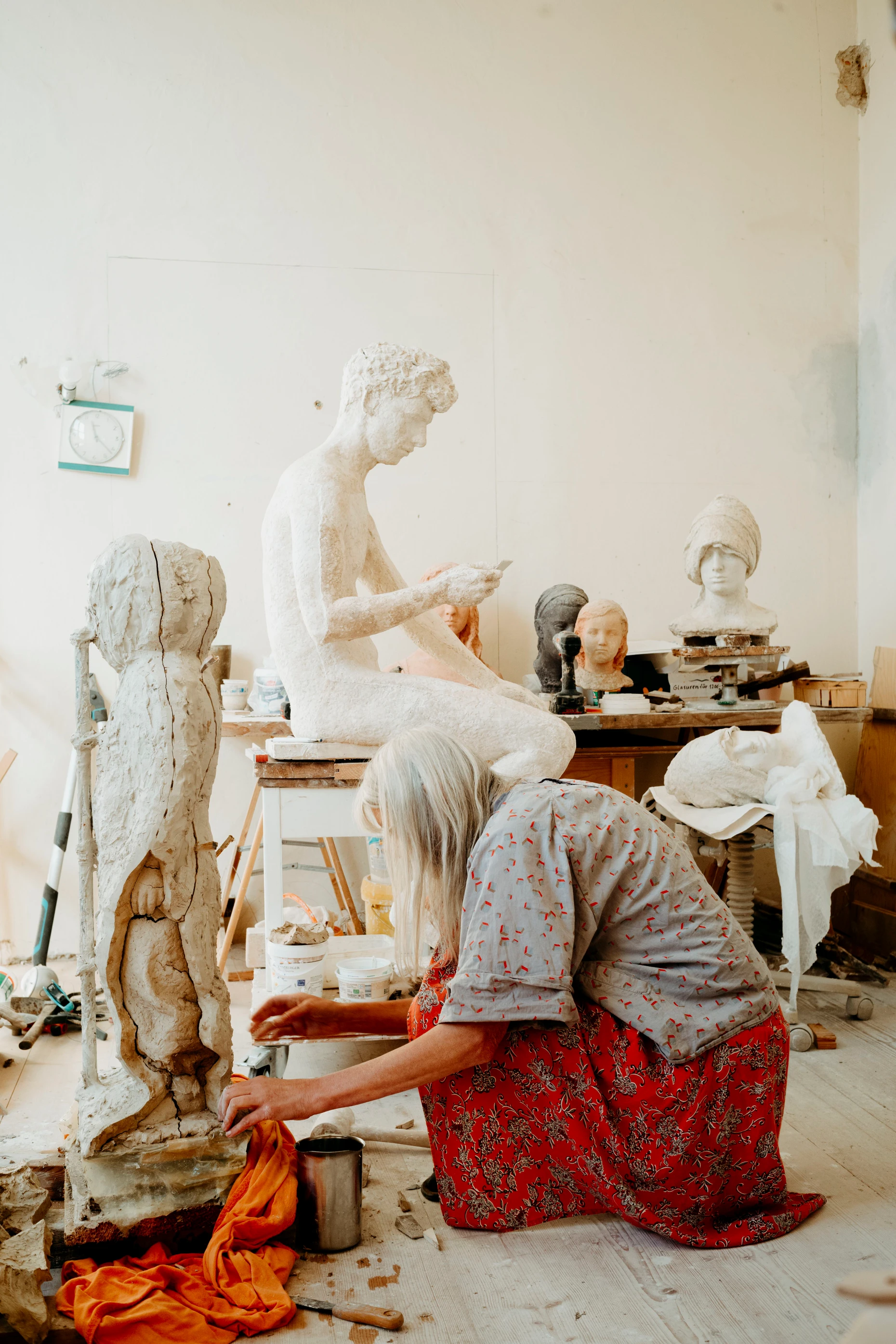 Kunst ist schön, macht aber viel Arbeit: Ingrid Baumgärtner im Atelier.