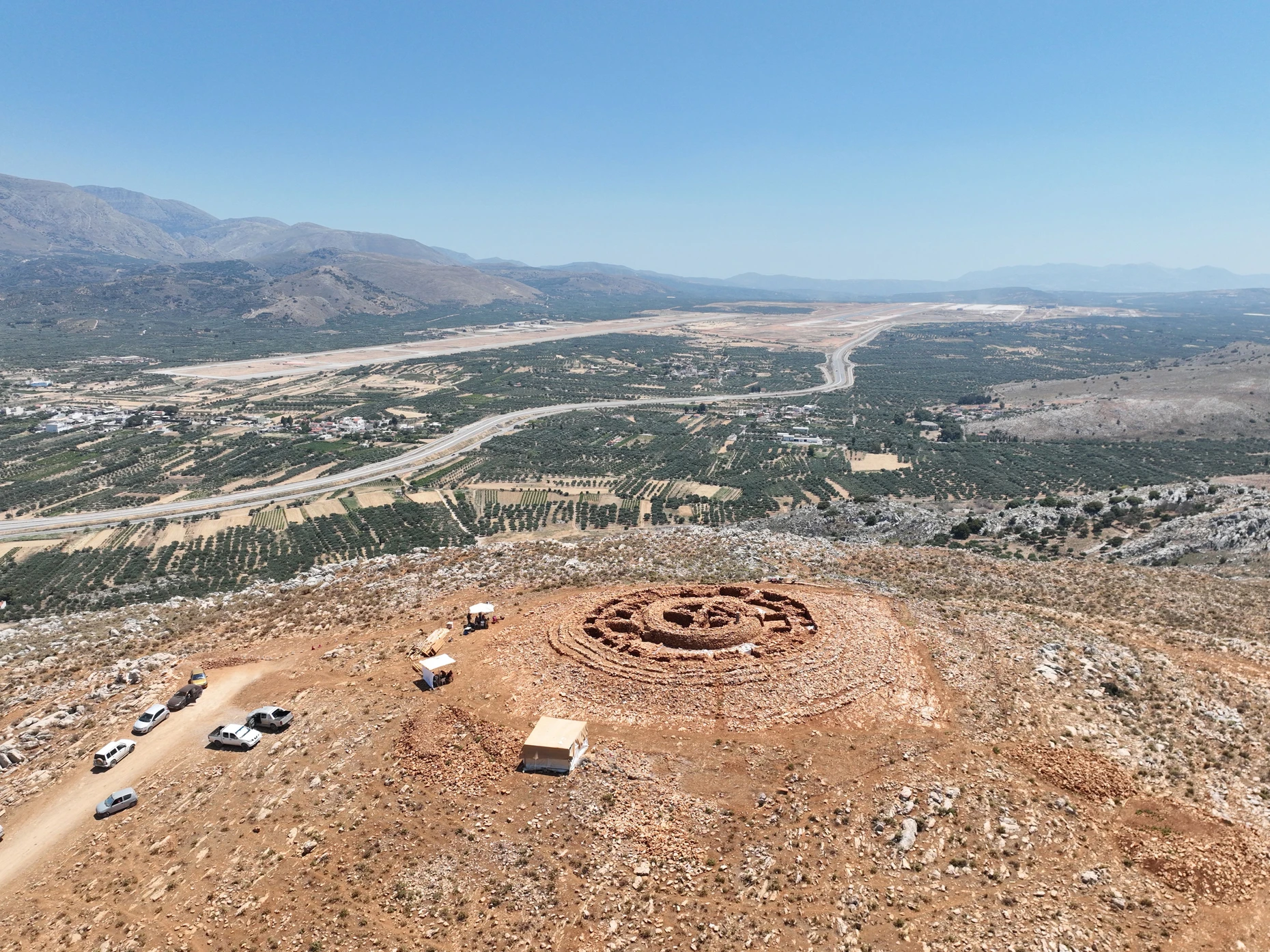 Der freigelegte Papoura-Hügel in Kreta: Im Hintergrund wird der neue Flughafen in Kastelli gebaut.