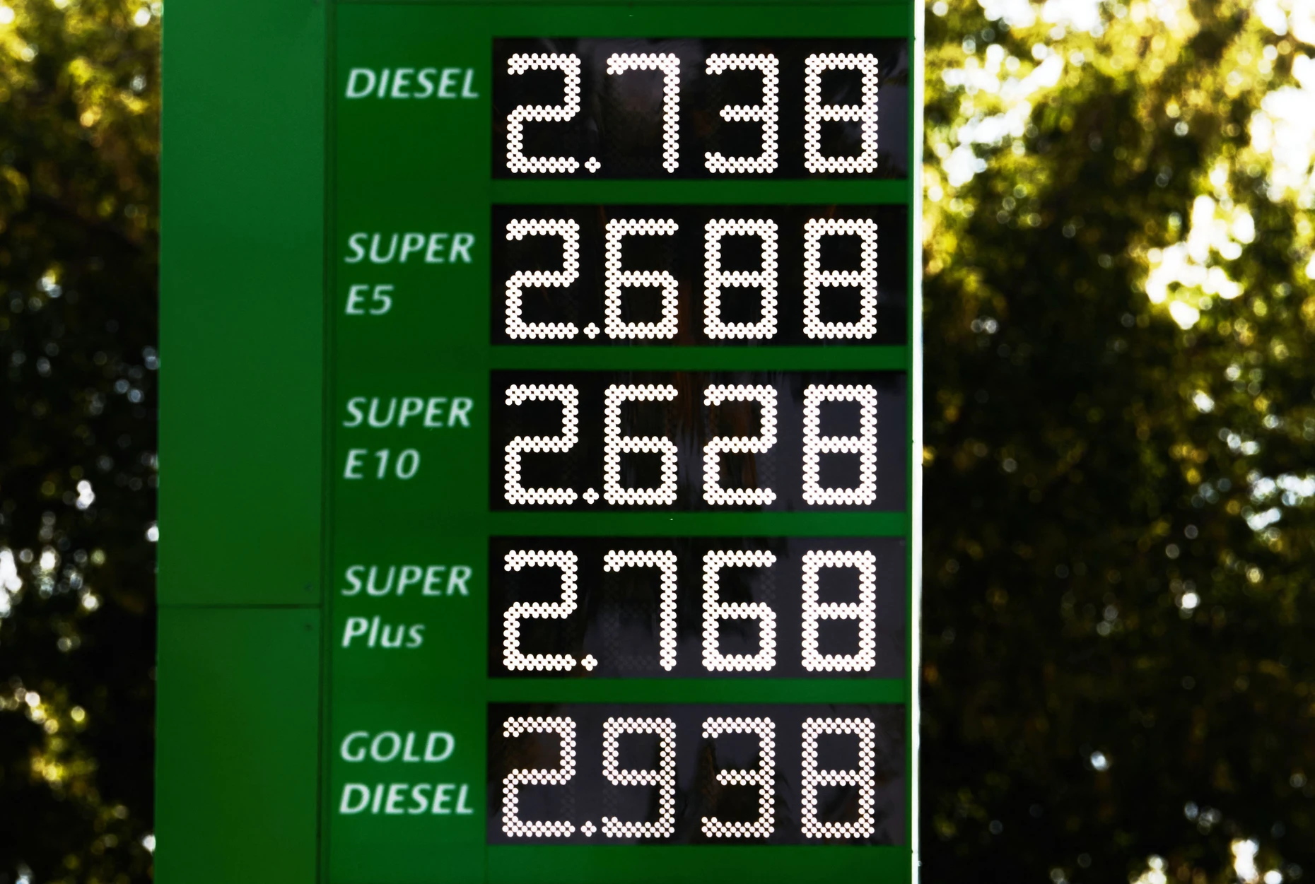 Eine Preistafel zeigt an einer Tankstelle in der Stadt die Kraftstoffpreise an.