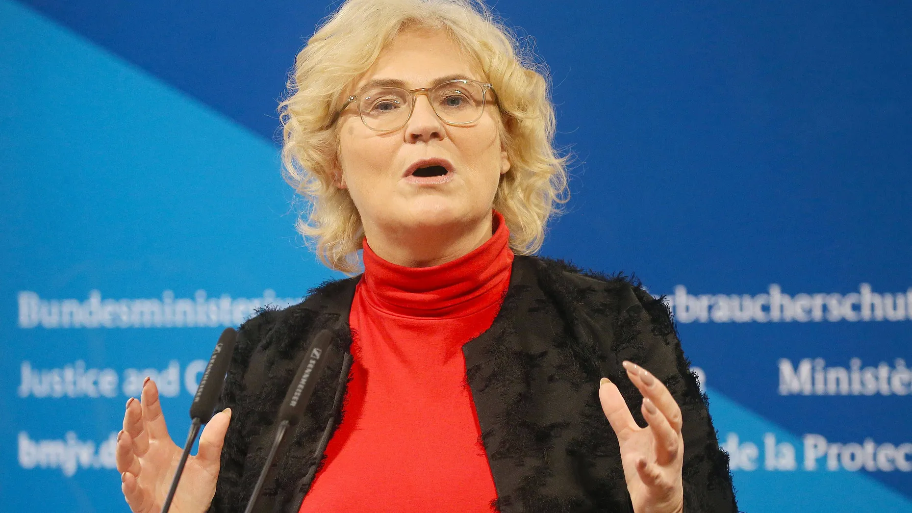 19.02.2020, Berlin: Christine Lambrecht (SPD), Bundesjustizministerin, gibt in ihrem Ministerium ein Statement zu Hasskriminalität und Rechtsextremismus ab.