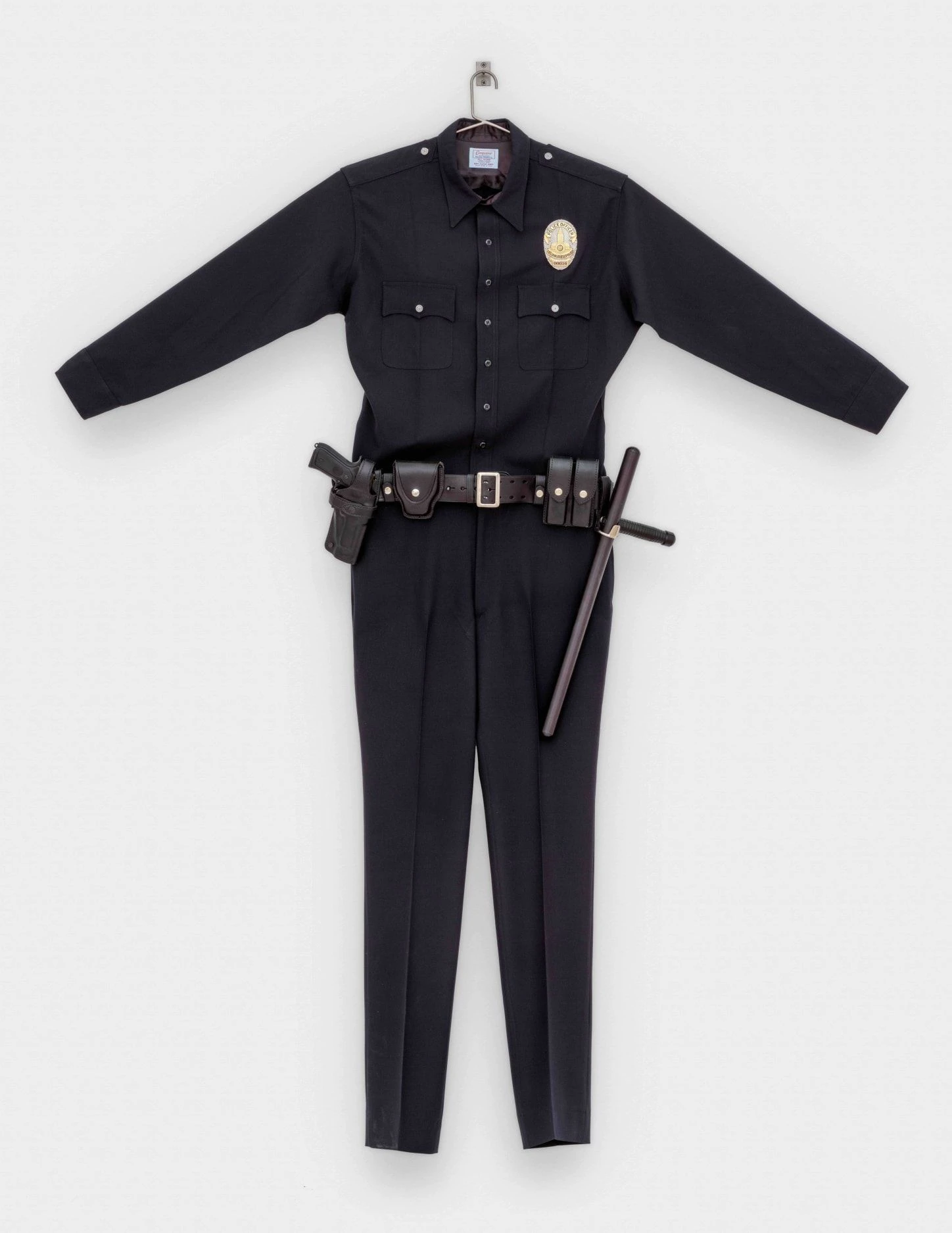 Eine Reihe dieser überdimensionierten Uniformen eröffnet die „Unlimited“-Schau: Chris Burden „L.A.P.D. Uniform“, 1993
