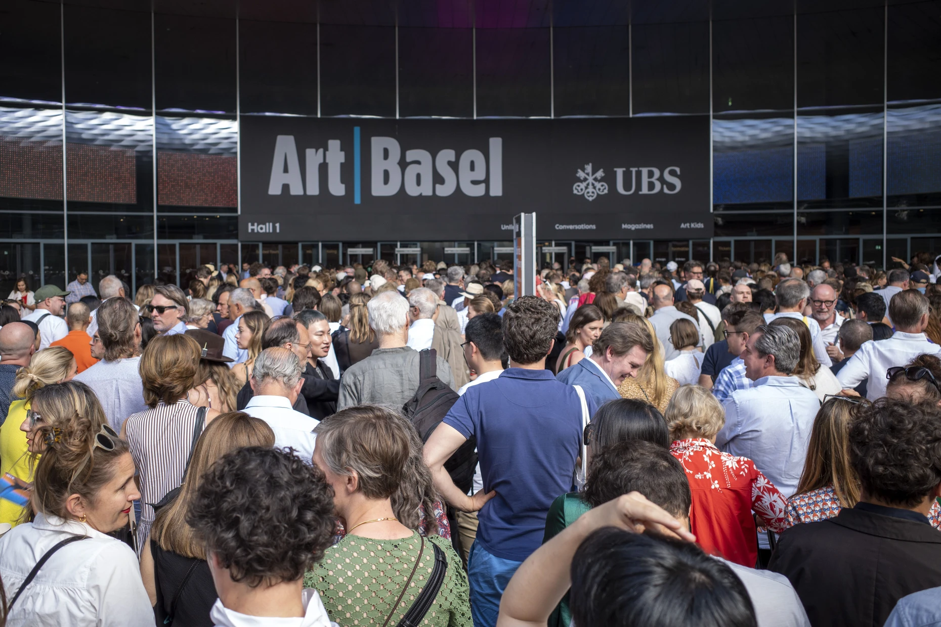 Auch die Masse macht's: Andrang bei der Eröffnung der Art Basel in Basel 2023