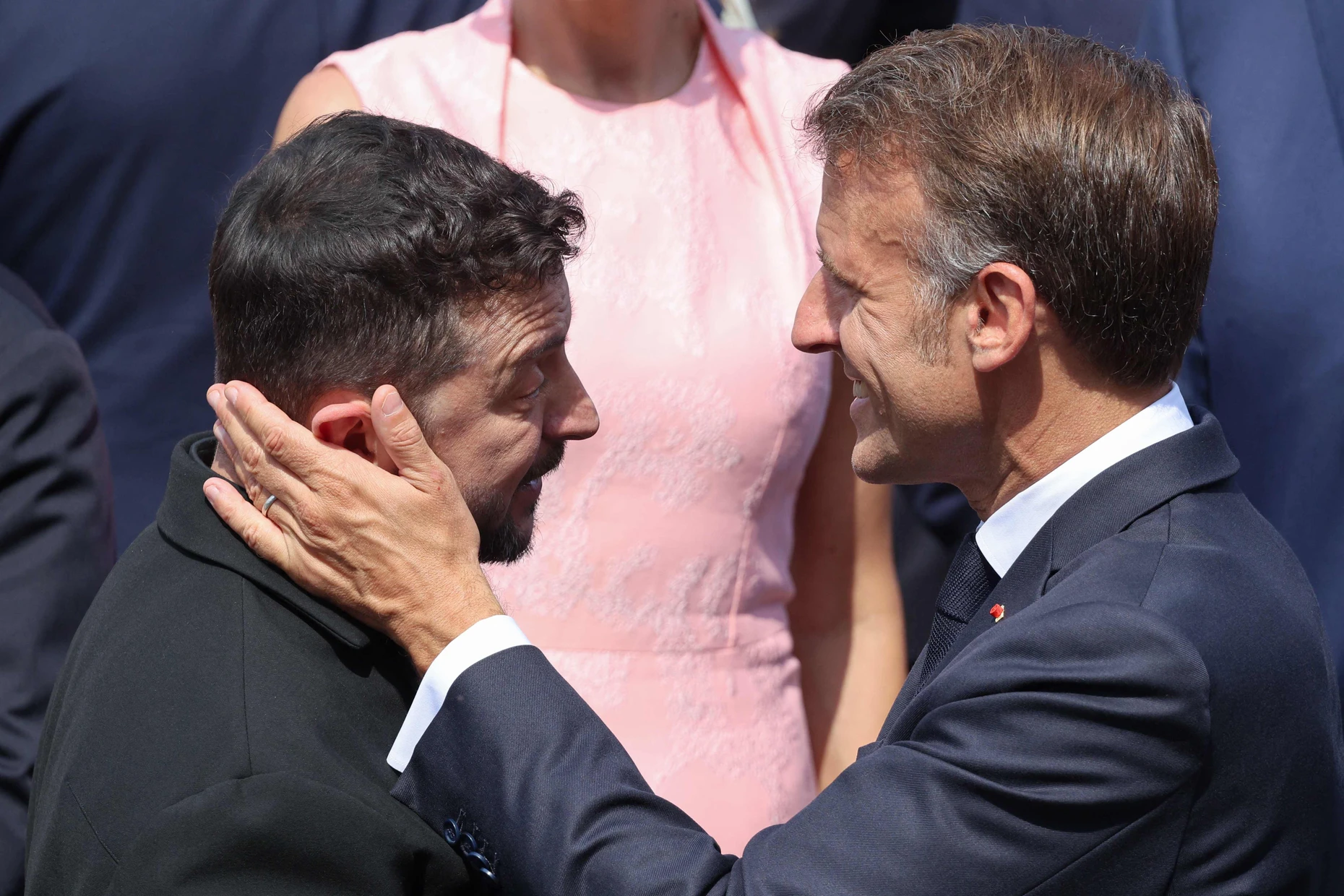 Der französische Präsident Emmanuel Macron begrüßt den ukrainischen Präsidenten Wolodymyr Selenskyj bei der Parade am 14. Juli 2026.