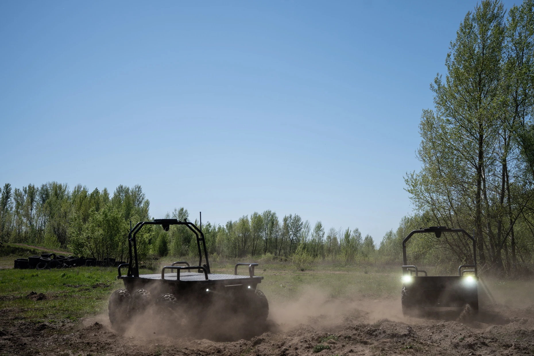 Wirbeln Staub auf: Zwei Bodenroboter auf einem Trainingsgelände nahe Kiew