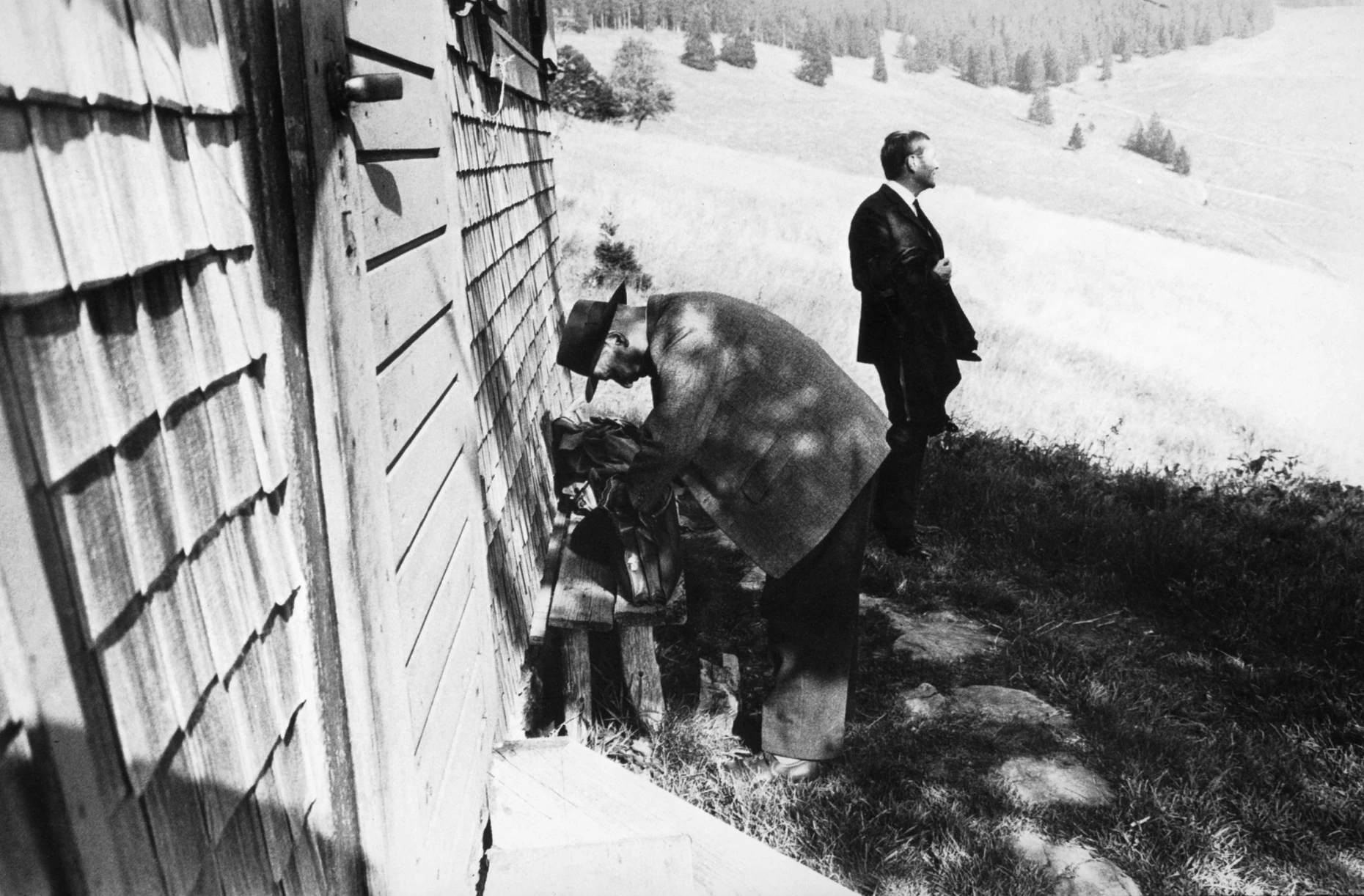 Heidegger vor seiner Hütte in Todtnauberg, neben ihm der „Spiegel“-Gründer Rudolf Augstein, in den Sechzigerjahren Digne Meller Marcovicz