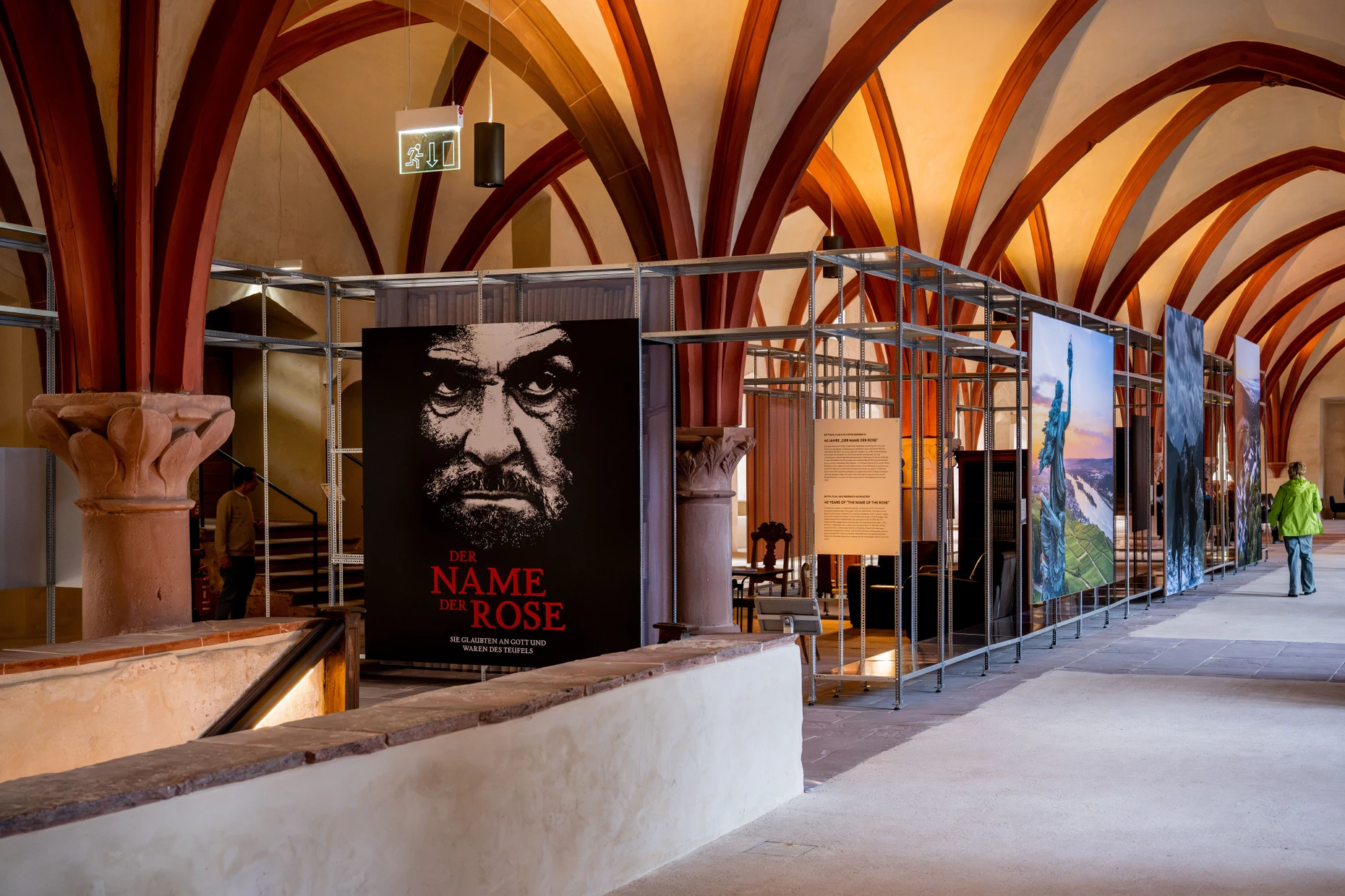 Blick auf die Ausstellung im Dormitorium