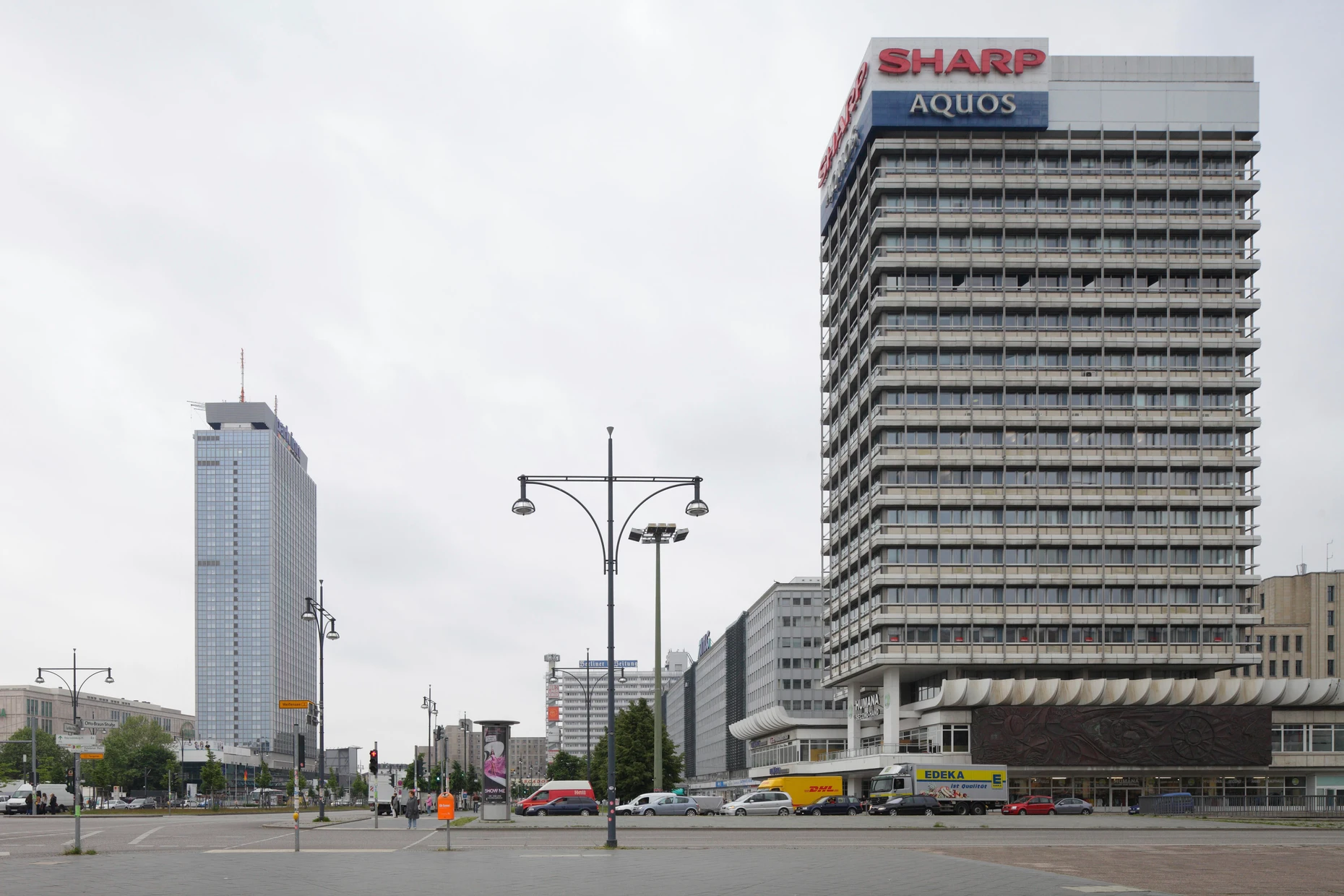 Das Hotel Park Inn (l.) und das Haus des Reisens (r.) heute
