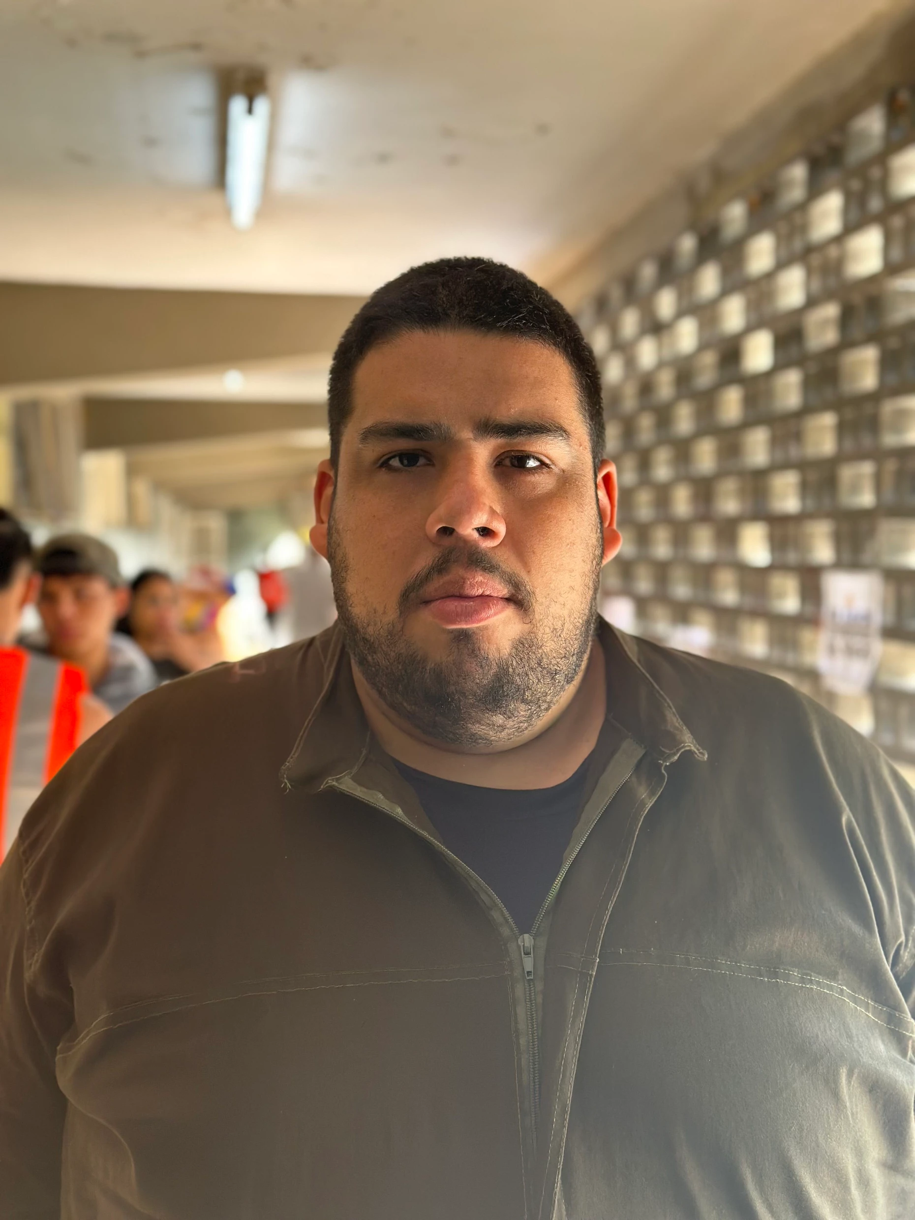 Studentenführer Miguel Ángel Suárez bei dem Spendenzentrum der Universität