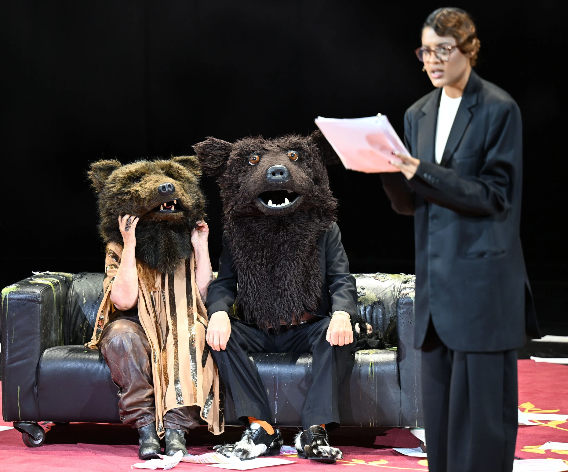 Wo Tiere auf der Bühne sind, haben Schauspieler eigentlich nichts mehr zu suchen: Szene aus „Unter Tieren“ von Elfriede Jelinek bei den Salzburger Festspiele auf der Perner-Insel in Hallein uraufgeführt