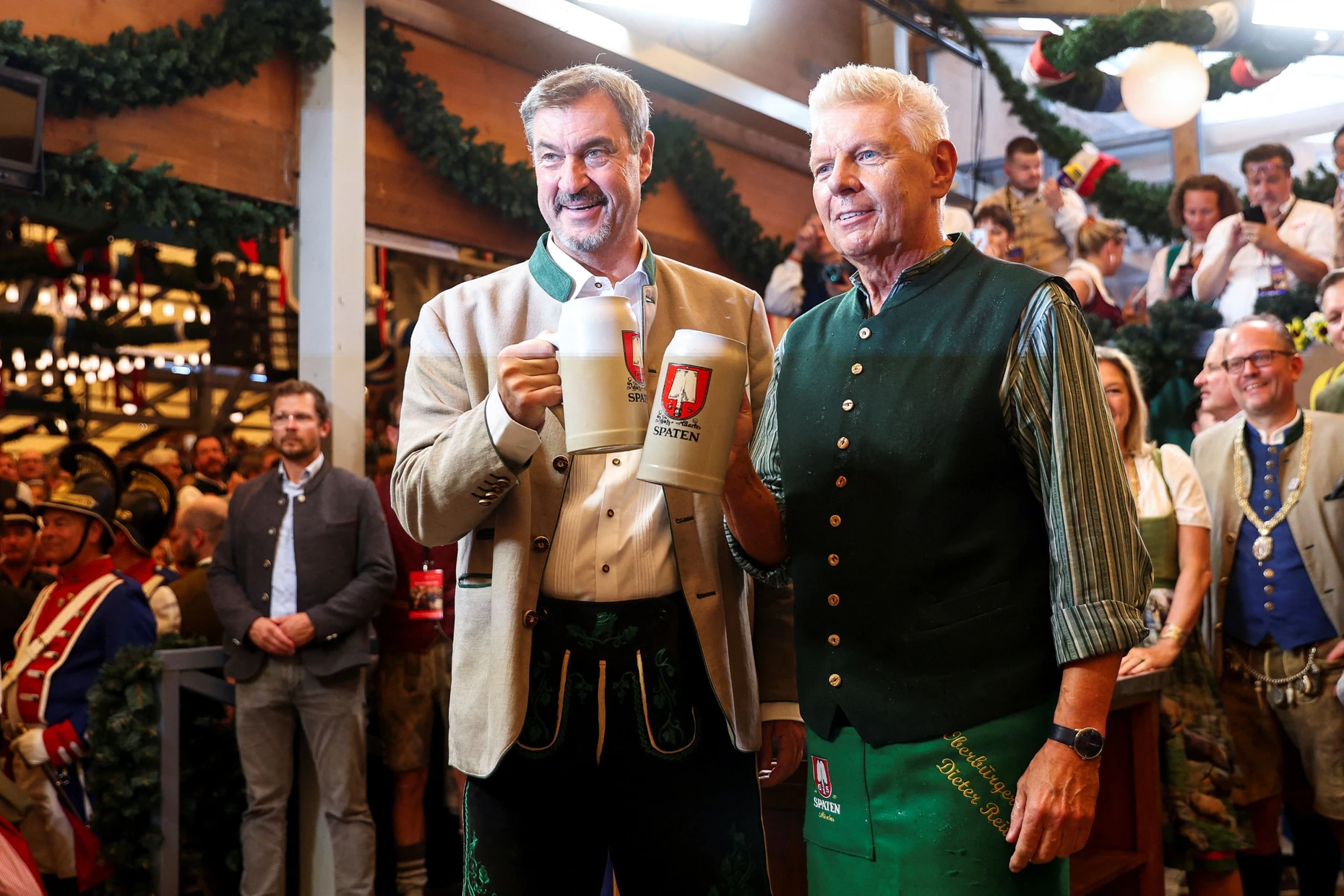 Mit der ersten Maß: Bayerns Ministerpräsident Markus Söder beim Wiesn-Anstich 2025 gemeinsam mit dem damaligen Münchner Oberbürgermeister Dieter Reiter