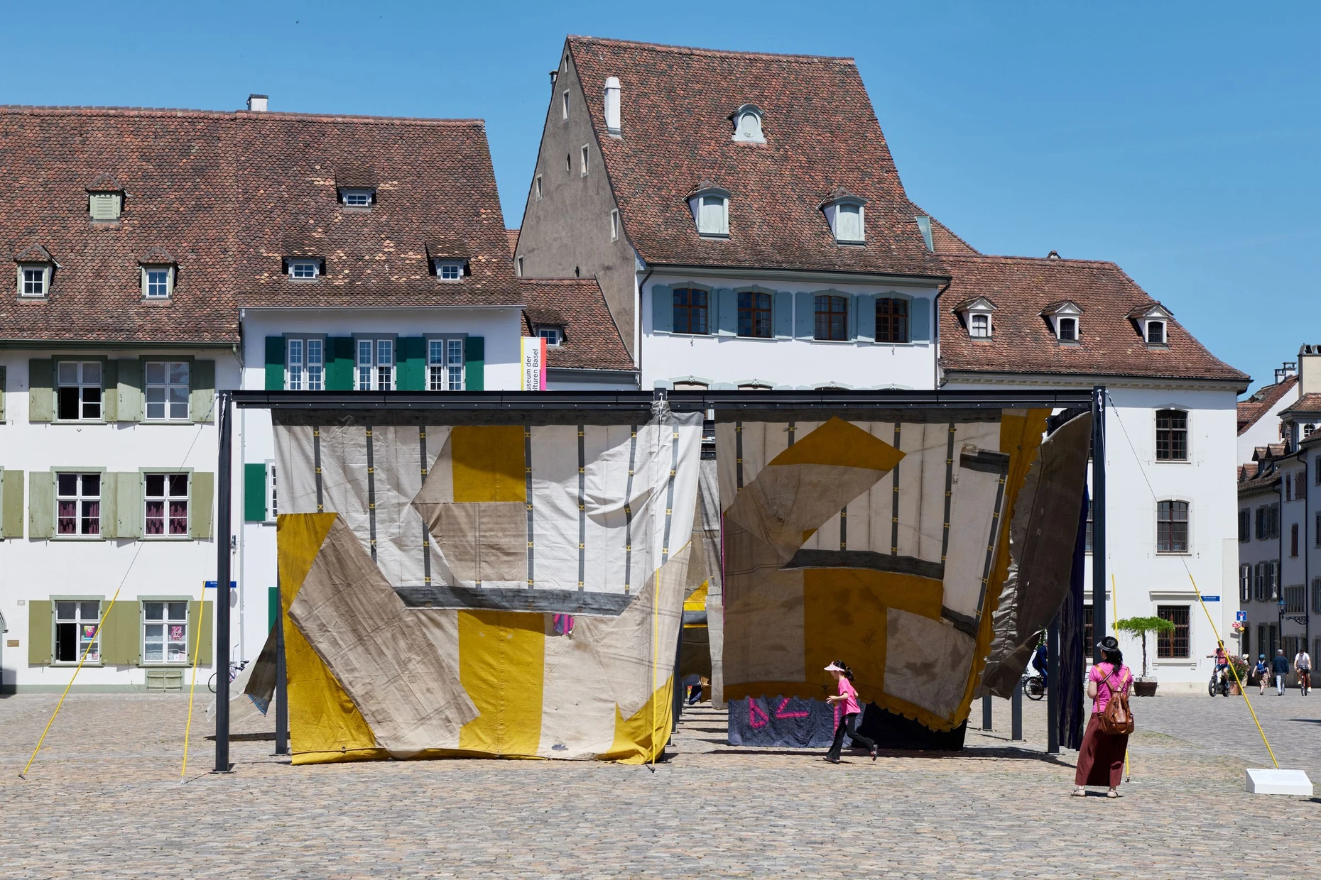 Auf dem Münsterplatz: Intervention von Ibrahim Mahama