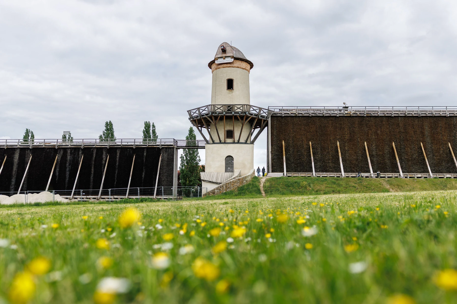 Unvollendet: Dem Windmühlenturm zwischen den beiden Gradierwänden fehlen noch die Flügel.