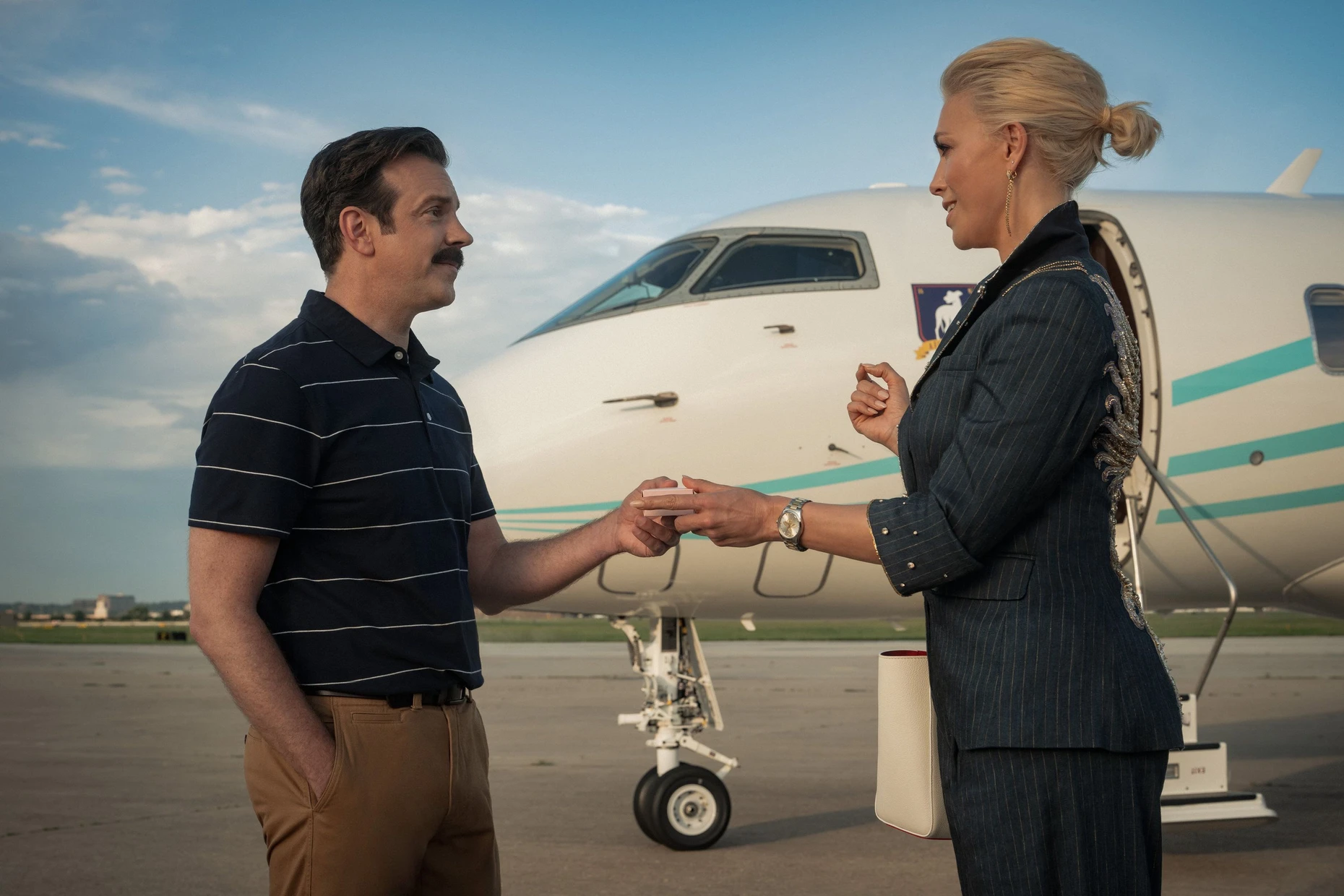  Szenenbild aus der neuesten Staffel der Erfolgsserie „Ted Lasso“, die den von Jason Sudeikis gespielten Titelheld mit Clubeigentümerin Rebecca Welton (Hannah Waddingham) zeigt
