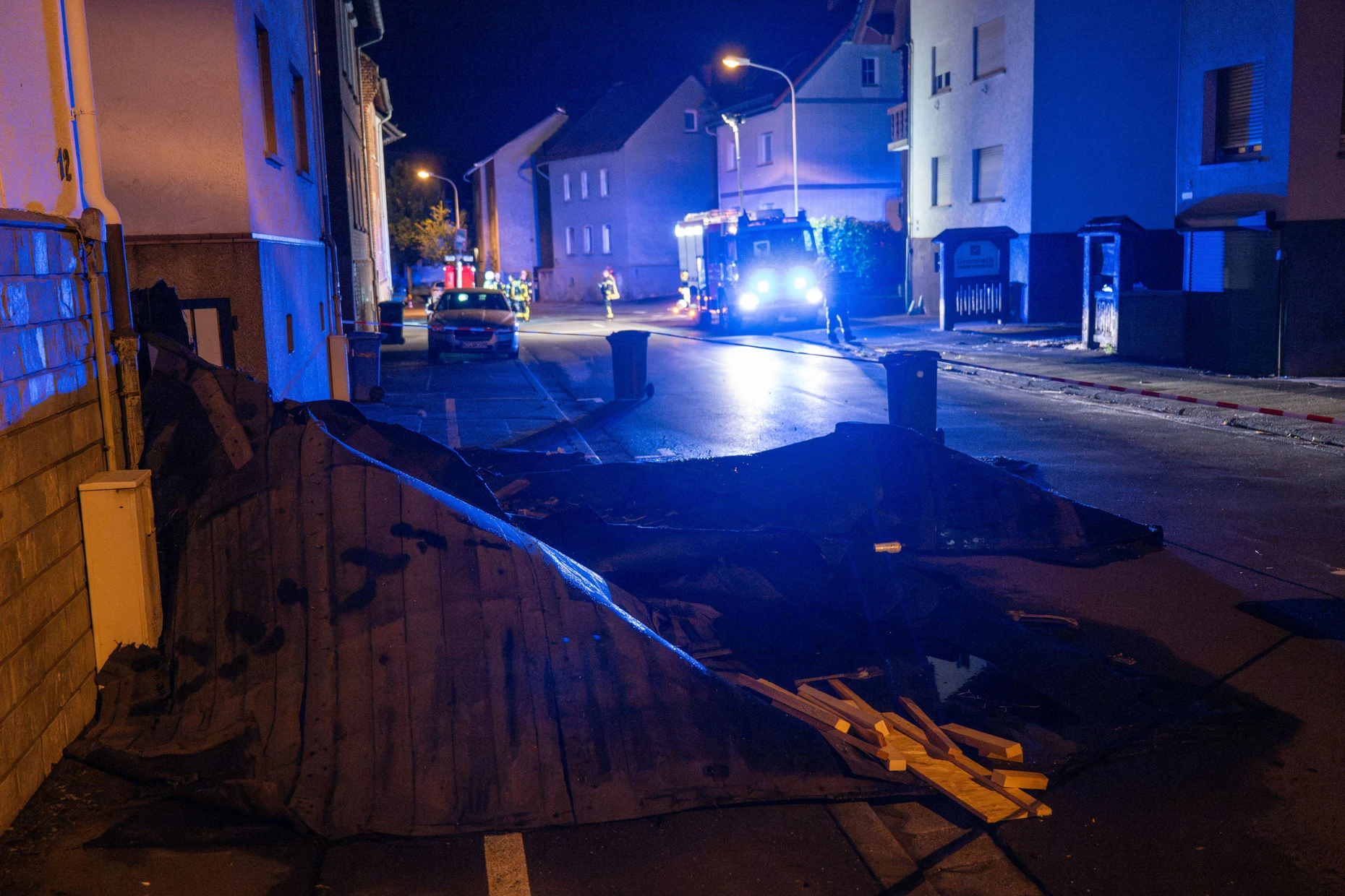 In Wetzlar sind Einsatzkräfte der Feuerwehr an beschädigten Häusern zu sehen.