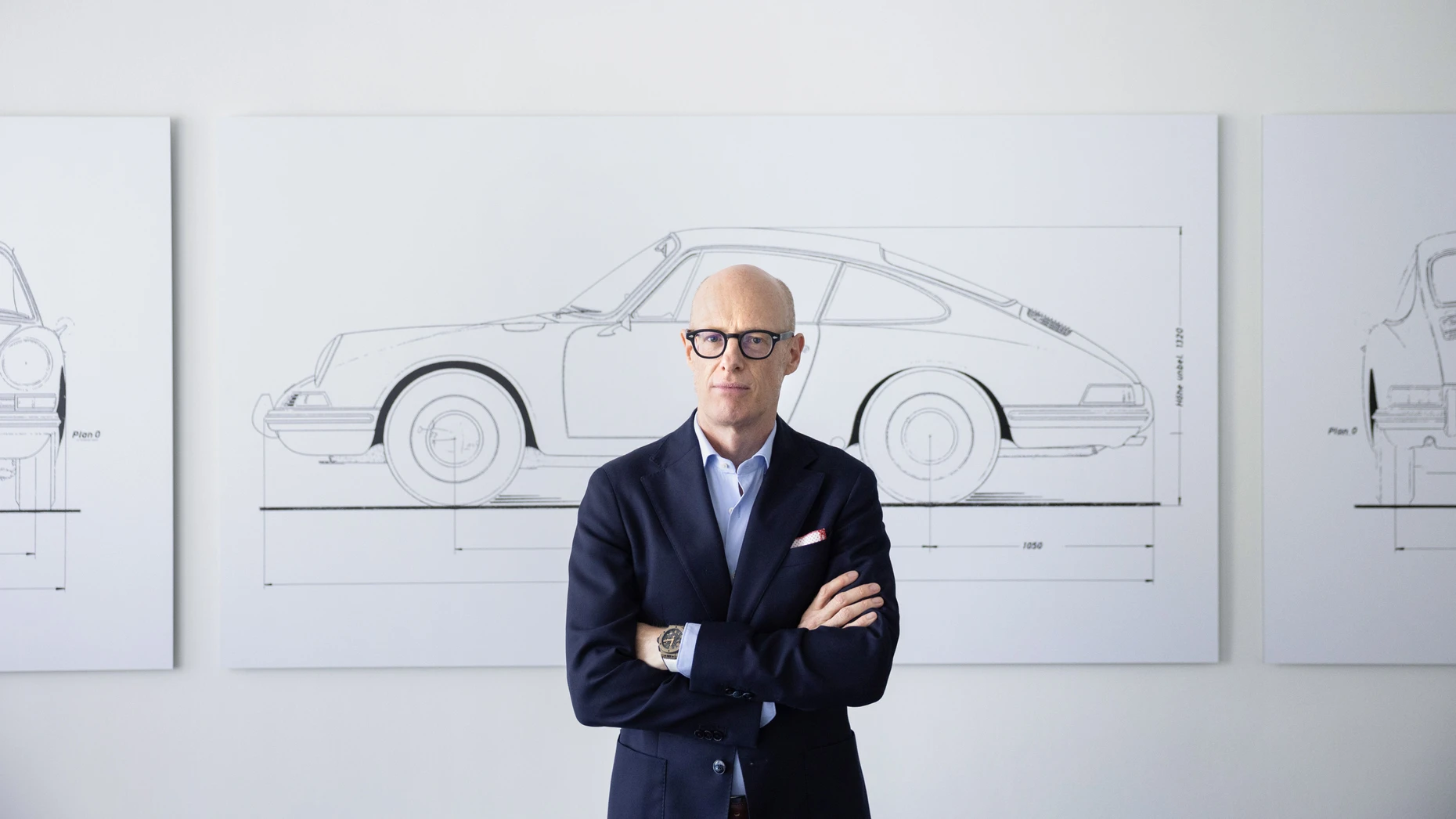 Porsche-Chef Michael Leiters in seinem Büro am Stammsitz in Stuttgart-Zuffenhausen: Neue Verbrenner braucht das Land.