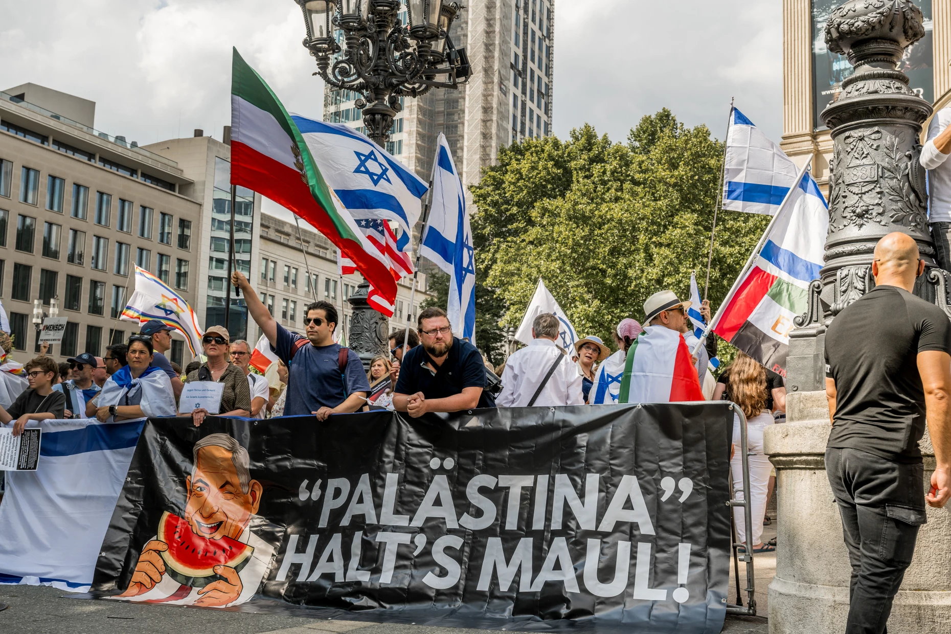 Gegendemonstranten versammelten sich unweit der propalästinensischen Kundgebung auf dem Opernplatz.