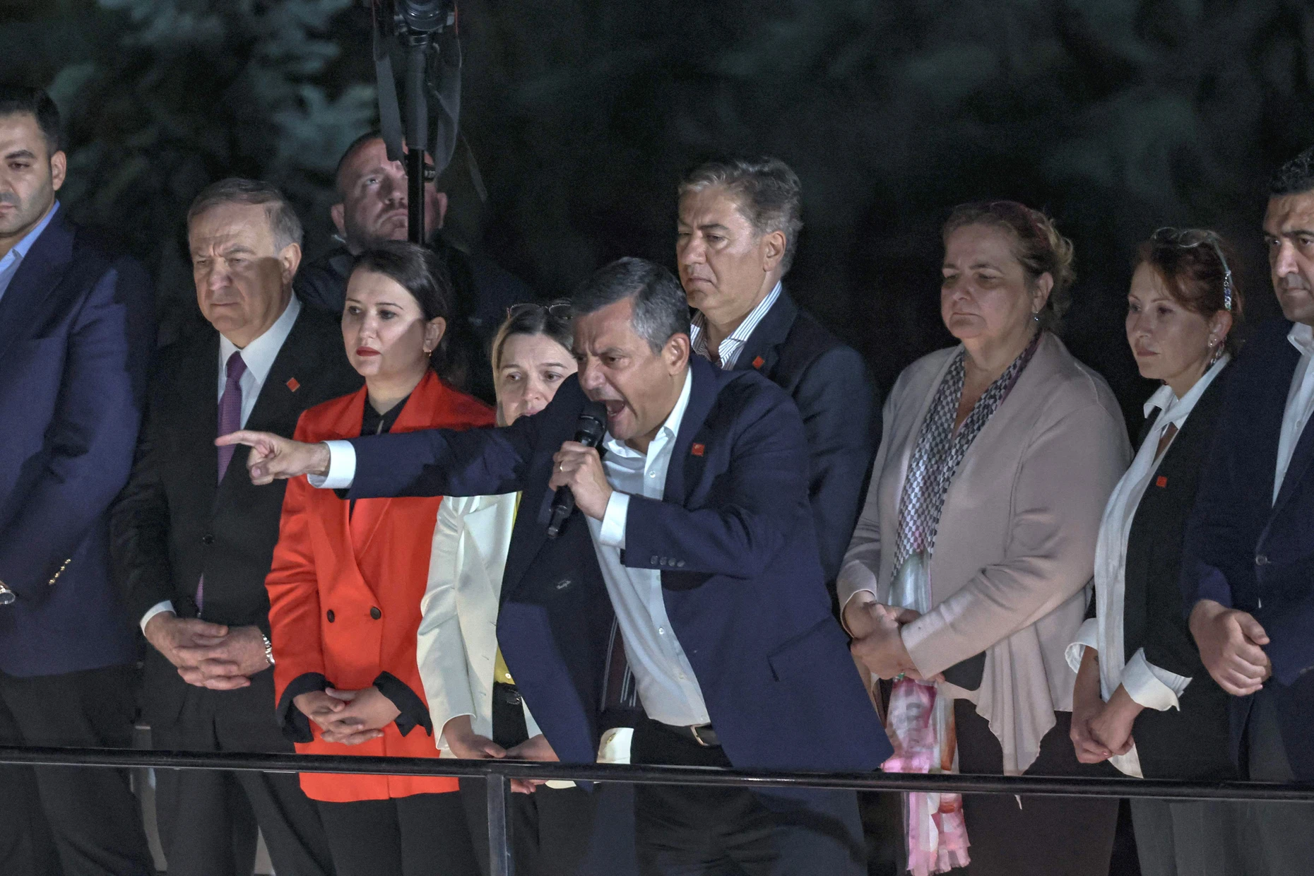 Özgür Özel, der abgesetzte Parteichef der CHP (Mitte), bei einer Protestveranstaltung von Parteimitgliedern vor der CHP-Parteizentrale in Ankara am 21. Mai 2026