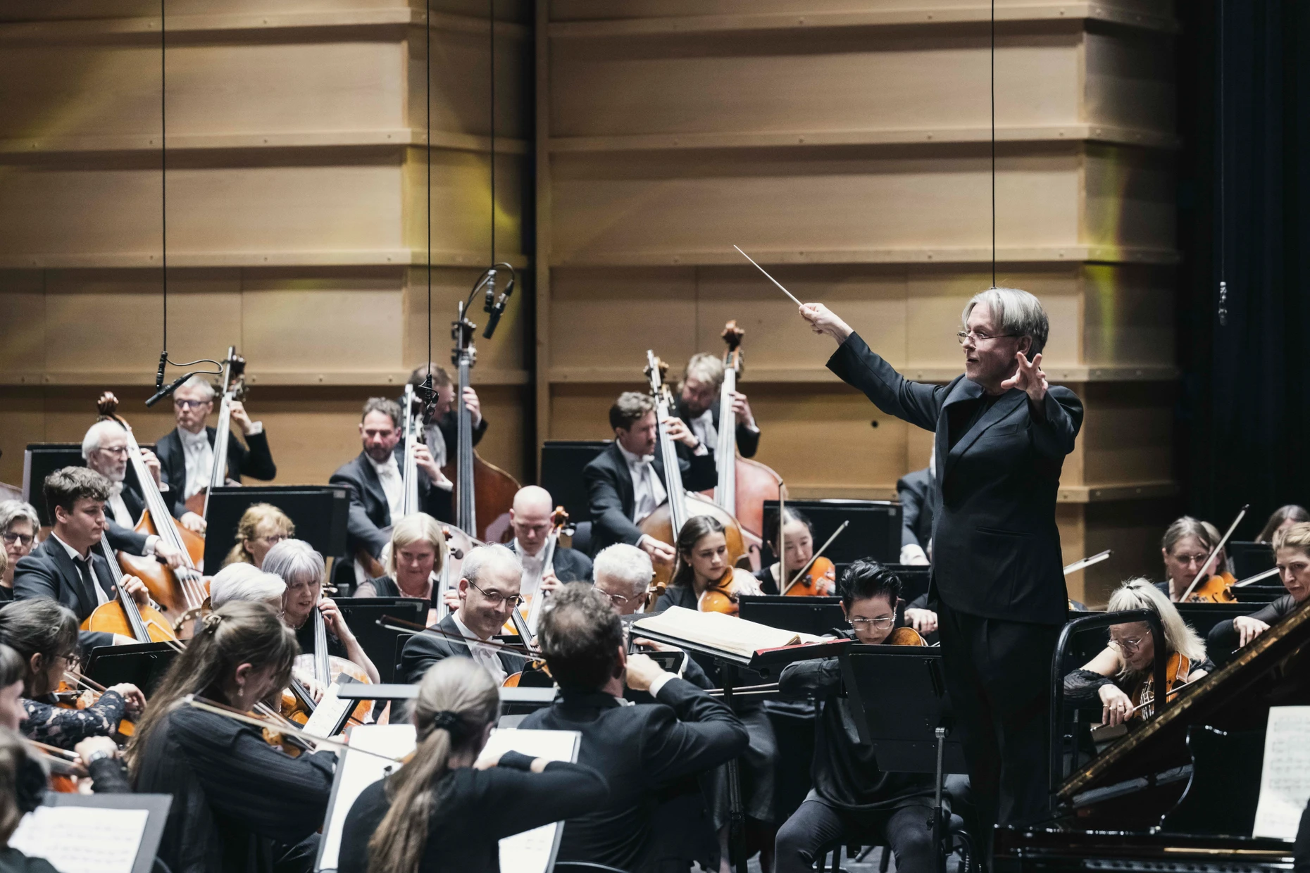 Esa-Pekka Salonen dirigiert das Bergener Philharmonische Orchester zur Eröffnung der Festspiele in Bergen.