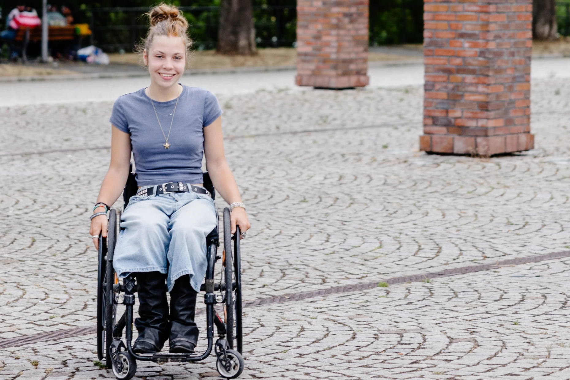 Lilly Fritz sitzt seit ihrer Geburt im Rollstuhl. Seit sie elf Jahre alt ist, leidet sie an chronischen Schmerzen und seit zwei Jahren an Depressionen.