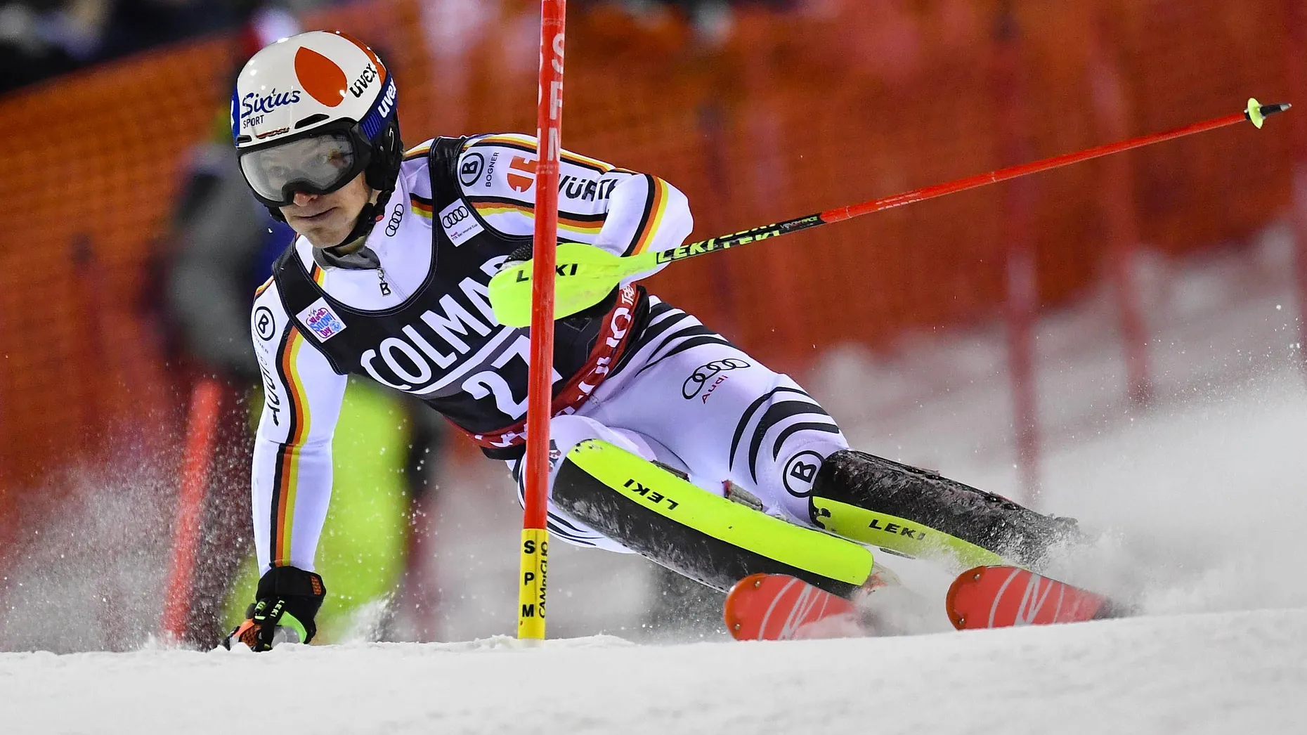 Linus Straßer (Bild) hat beim City-Event in Oslo Platz drei erreicht und ist damit zum zweiten Mal in seiner Karriere im Ski-Weltcup auf ein Podium gefahren. Der Münchner zeigte beim Parallel-Slalom am Holmenkollen einen starken Auftritt, setzte sich im kleinen Finale gegen den Briten Dave Ryding durch und bescherte dem verletzungsgebeutelten deutschen Team damit einen verheißungsvollen Start in das Kalenderjahr. Bei den Damen scheiterte Lena Dürr im Viertelfinale an der späteren Siegerin Mikaela Shiffrin (Vereinigte Staaten). Marina Wallner schied ebenso in Runde eins aus wie Fritz Dopfer. Der Sieg bei den Herren ging an den Schweden André Myhrer. (dpa)