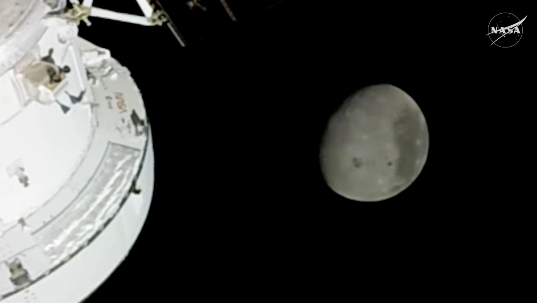 La luna vista por los astronautas de la nave espacial Orion de la misión tripulada Artemis 2.