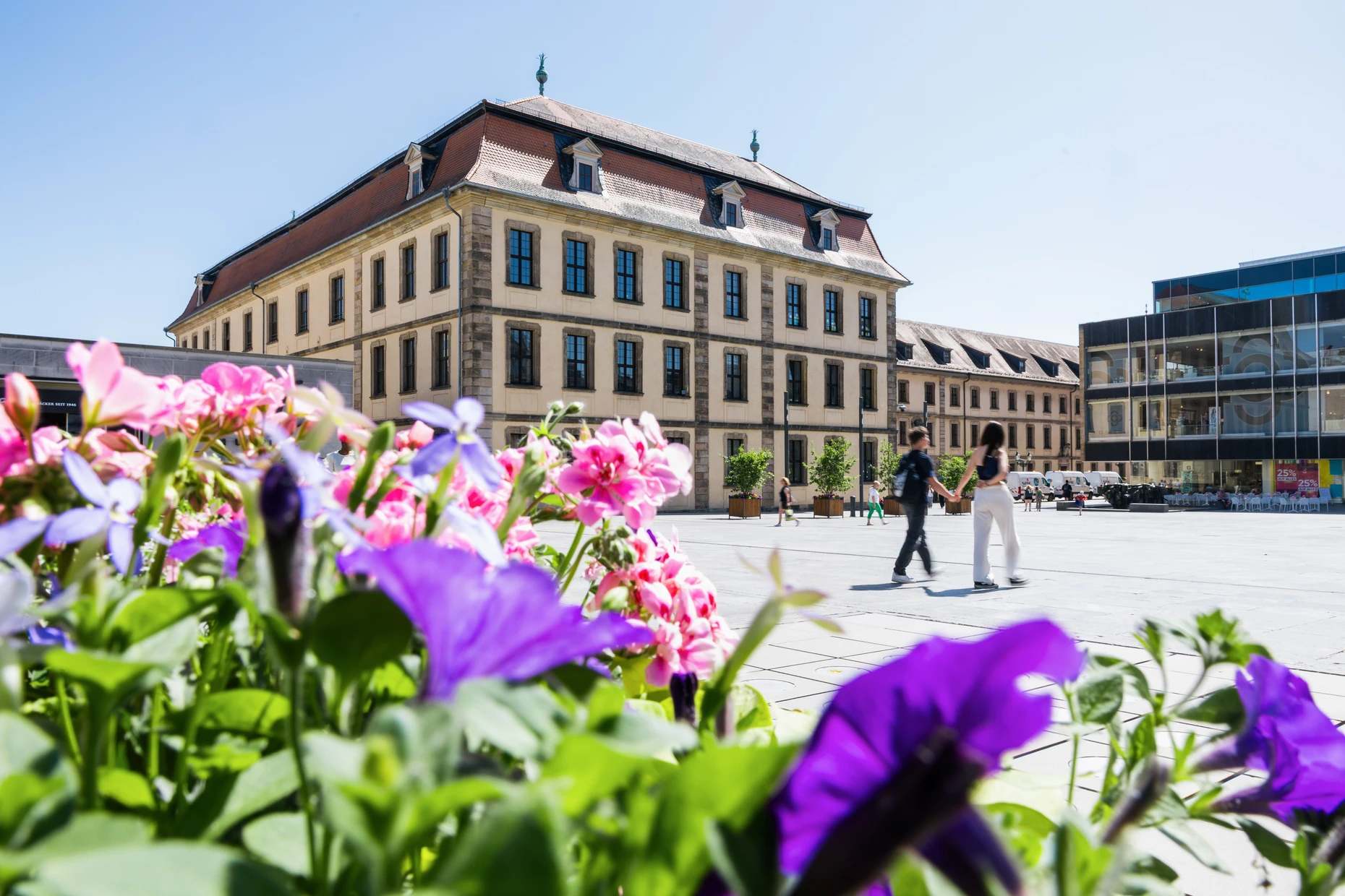 Tradition und Moderne: die alte Aula (links) und das in den Sechzigerjahren von Sep Ruf entworfene Galeria-Kaufhaus.
