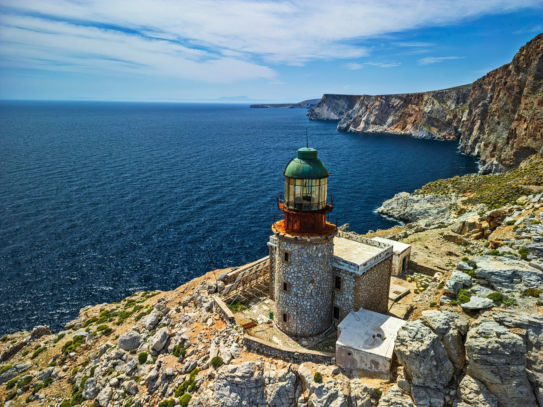 Der Leuchtturm Pharos Lithari an der Felsenküste von Skyros