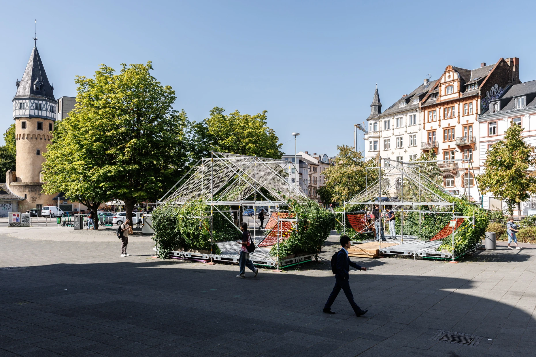 Grün statt steinernem Platz: das temporäre Begrünungsprojekt „Carlo“ auf dem Carlo-Schmid-Platz an der Bockenheimer Warte in Frankfurt