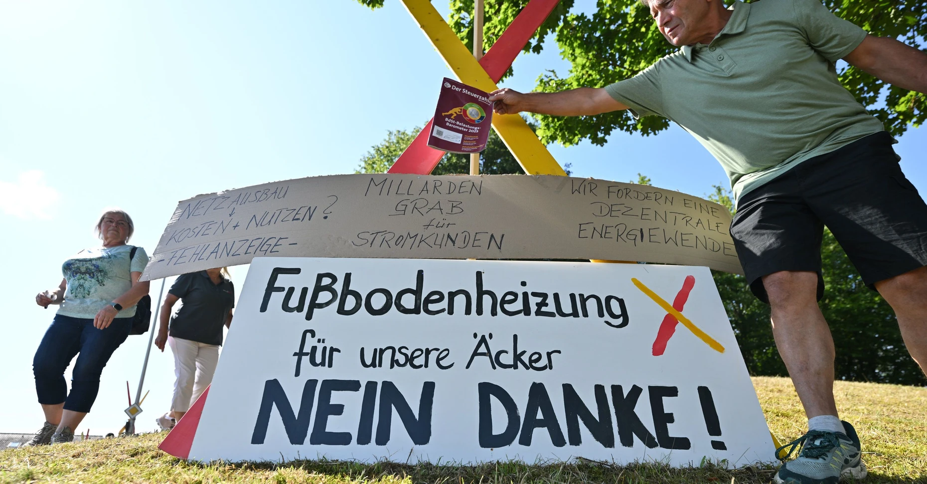 Landwirte in Bayern protestieren gegen die Verlegung von Erdkabeln.