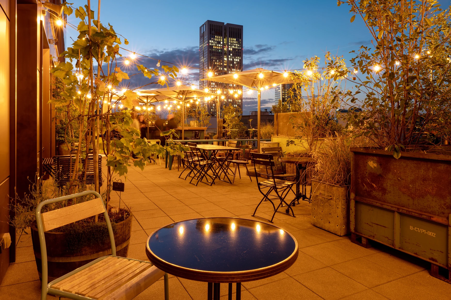 Lässig: die Außenterrasse der Ruby Louise Bar im 6. Stock des gleichnamigen Hotels in der Innenstadt von Frankfurt