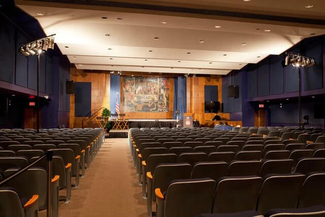 Auditorium mit historischem Wandbild im Wilbur J. Cohen Federal Building, Washington, D.C.