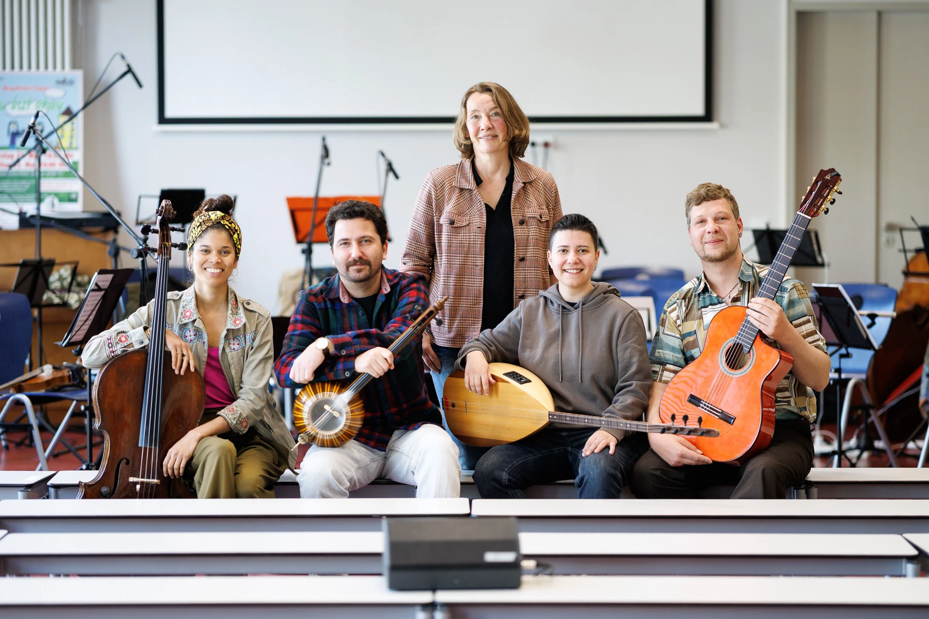 Musikalische Stützen: Die Musikpaten Carolina Pardo Reyes, Alireza Meghrazi, Berivan Canbolat und Dennis Merz (vorne von links) mit Musiklehrerin Anne Rumpf