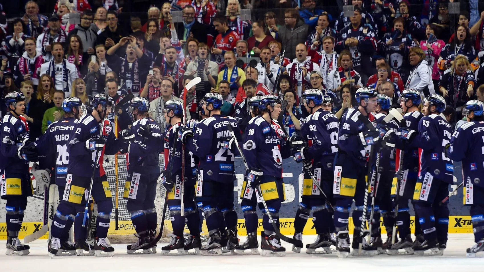 Trainer Uwe Krupp hat in der Deutschen Eishockey Liga mit den Eisbären Berlin gegen seinen früheren Klub Kölner Haie mit 5:2 gewonnen. Durch den fünften Sieg in Serie rückten die Berliner bis auf einen Punkt an Spitzenreiter Adler Mannheim heran. Der deutsche Meister unterlag den Straubing Tigers mit 2:4 und kassierte die dritte Niederlage nacheinander. Die Iserlohn Roosters besiegten den EHC München deutlich mit 5:1 und verteidigten mit 46 Punkten Rang drei. Die Hamburg Freezers hielten ihre beeindruckende Serie gegen die Schwenninger Wild Wings aufrecht. Das 3:2 in Schwenningen bedeutete den 15. Sieg der Hanseaten in Serie gegen die Schwarzwälder (dpa).