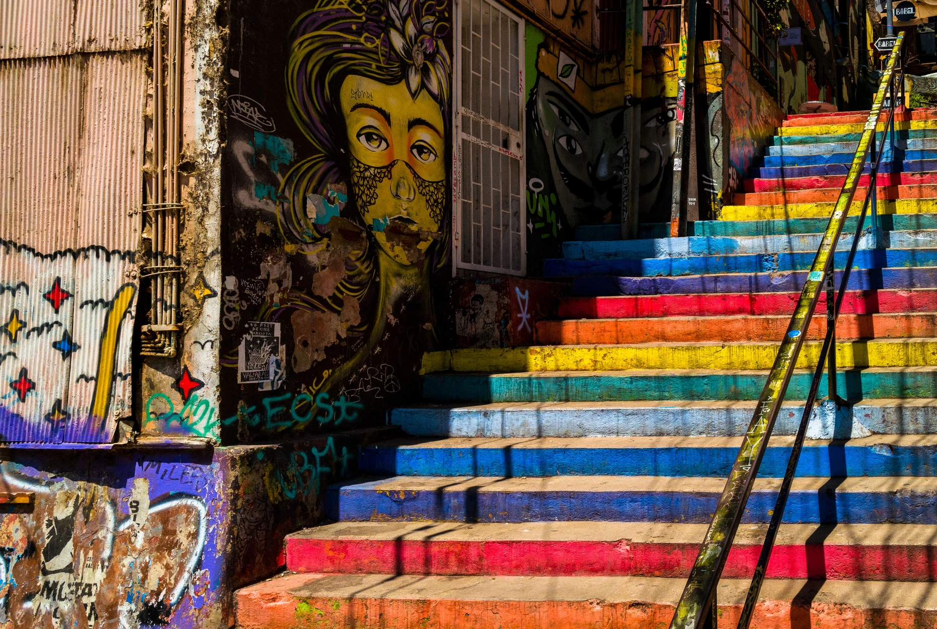 Keine Lust auf ein graues Leben: Selbst die Treppen sind in Valparaíso farbenfroh.