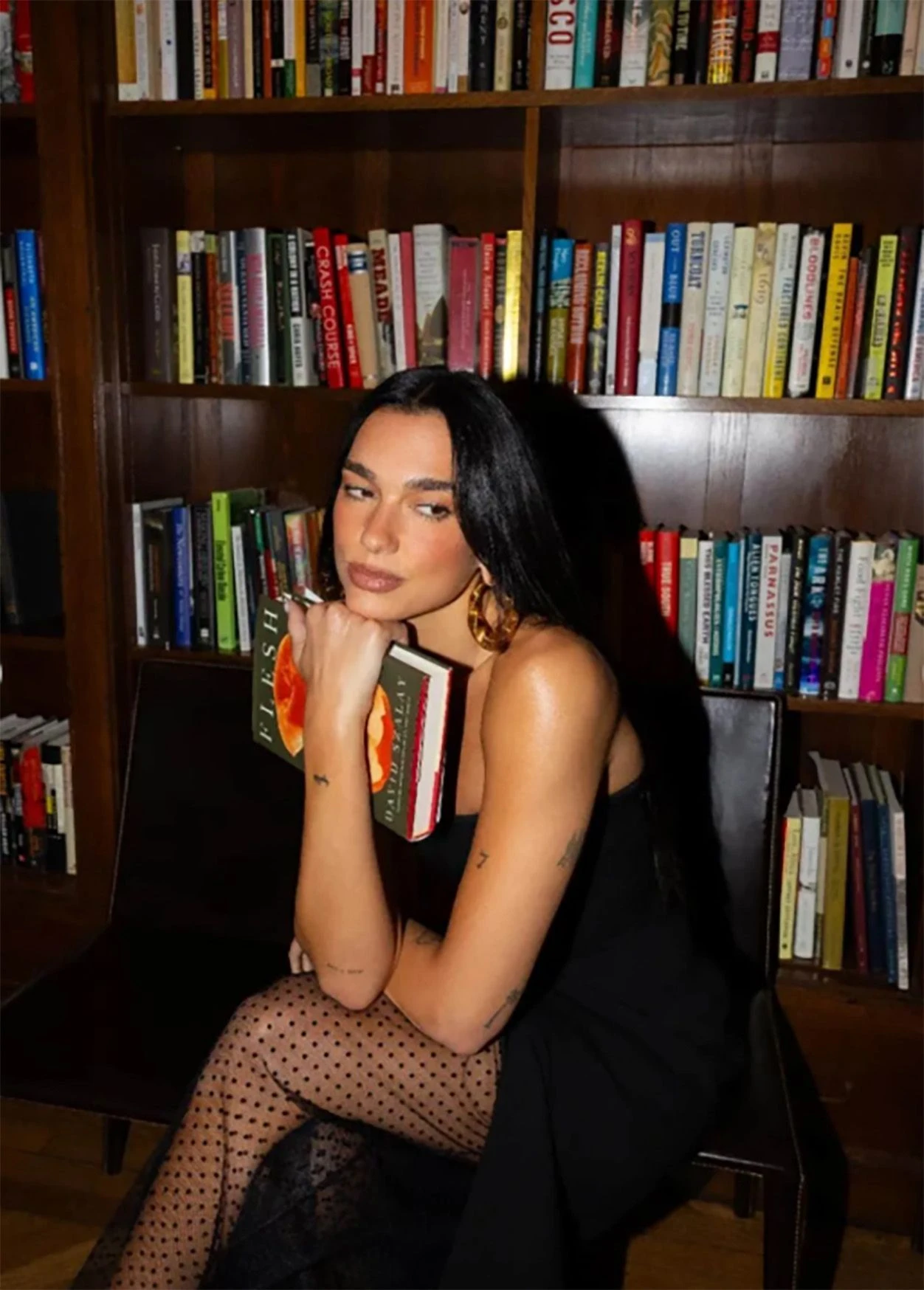 Ein Buch pro Monat: Dua Lipa mit ihrem „Monthly Read“ vom Oktober vergangenen Jahres – „Was nicht gesagt werden kann“ von David Szalay
