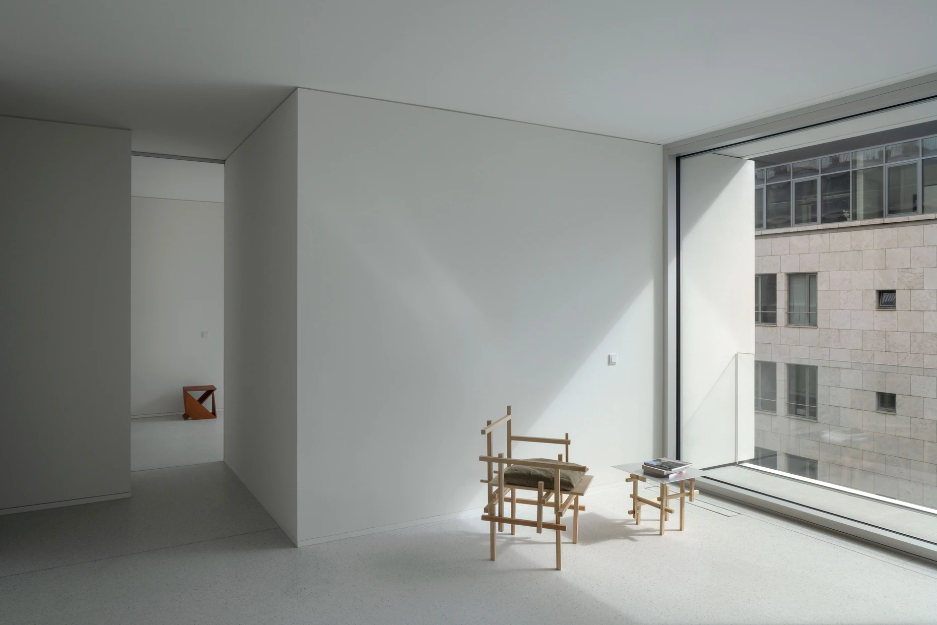 Zimmer mit Durchsicht und Ausblick im Wohn- und Geschäftshaus Zafari