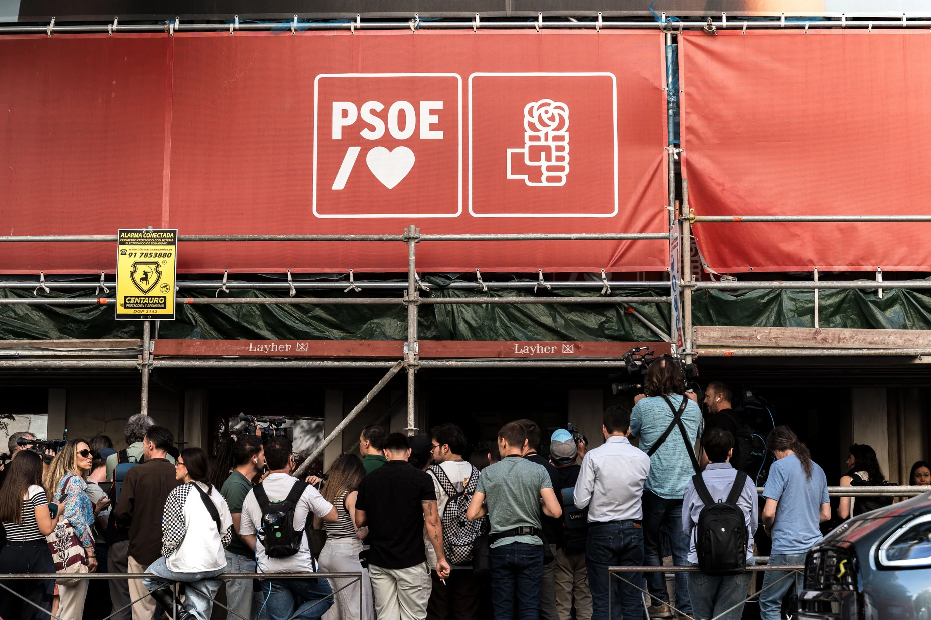 Journalisten vor der Parteizentrale der PSOE in Madrid