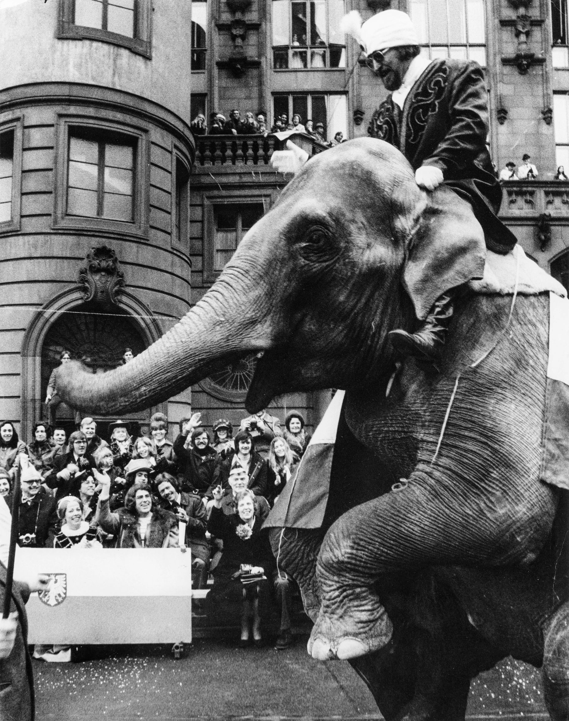 Trörööö! Zugmarschall Hans Robert Braun beim Frankfurter Umzug vor der Tribüne in der Bethmannstraße. Im Bild Oberbürgermeister Rudi Arndt, die Dame mit den langen schwarzen Haaren in der Loge. 5. März 1973