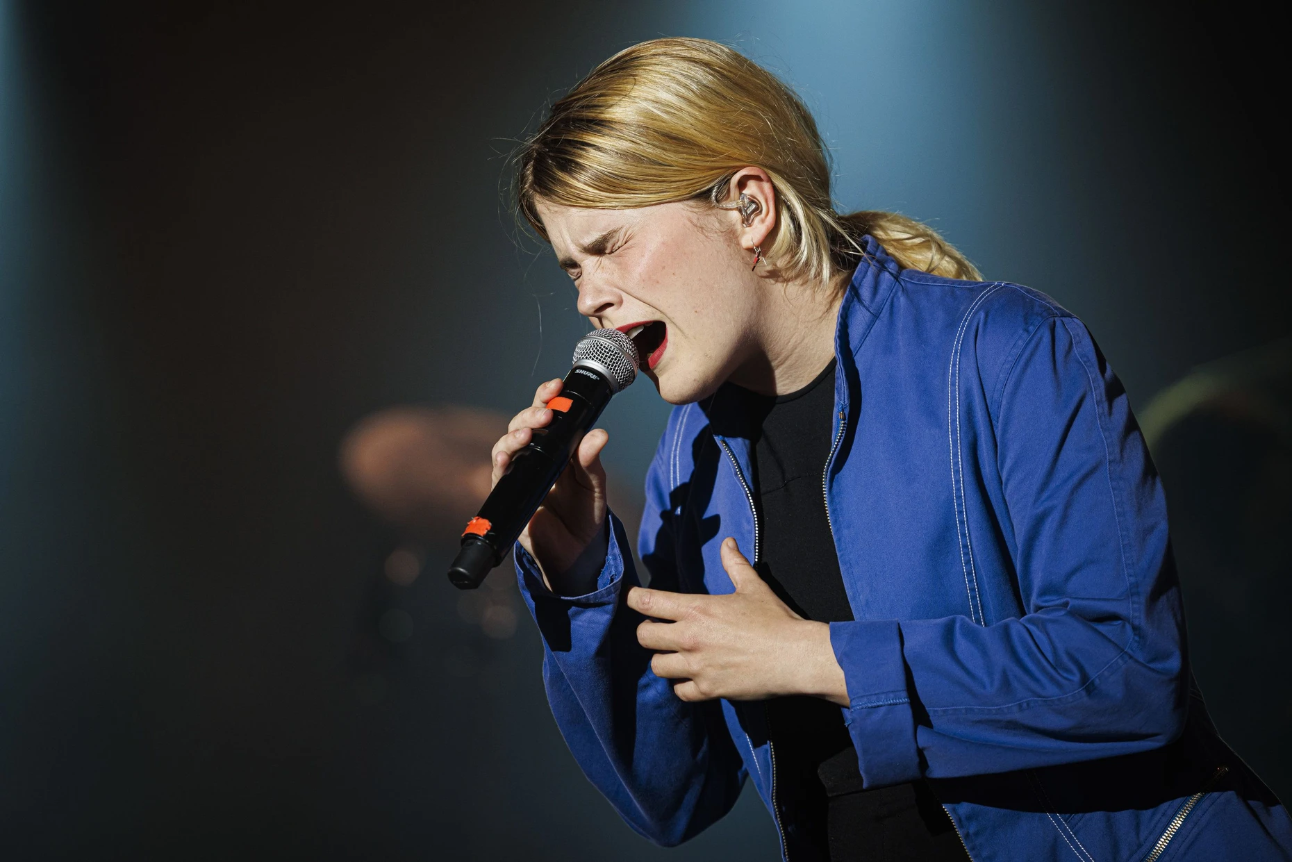 Zaho de Sagazan singt kraftvolle Balladen – hier auf dem Paléo Festival in Nyon 2024.