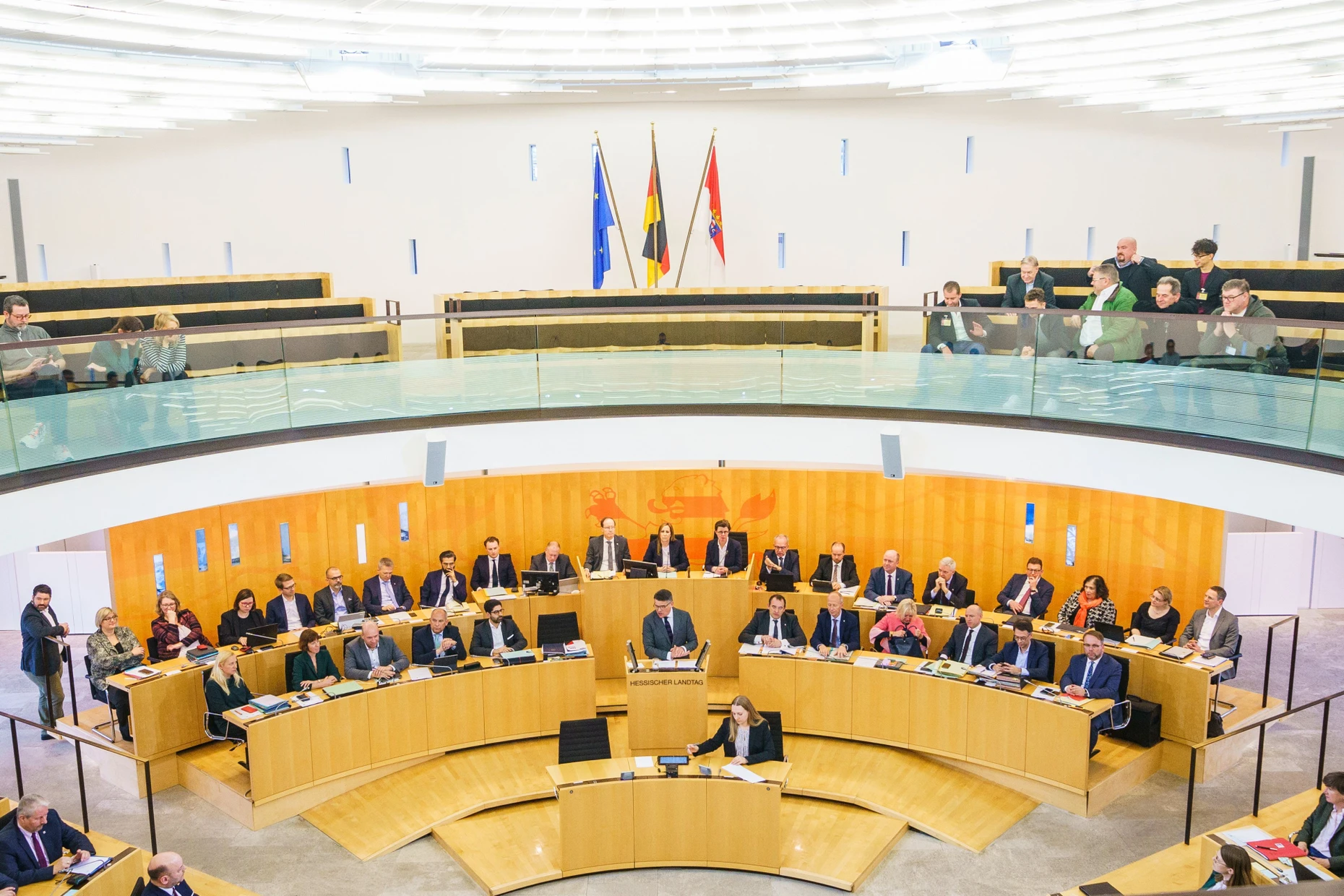 „Schlumpf“ ist keine Beleidigung: Lebhafte und kontroverse Debatten sind im Hessischen Landtag durchaus erwünscht – aber möglichst ohne dass die Abgeordneten dabei über das Ziel hinausschießen.