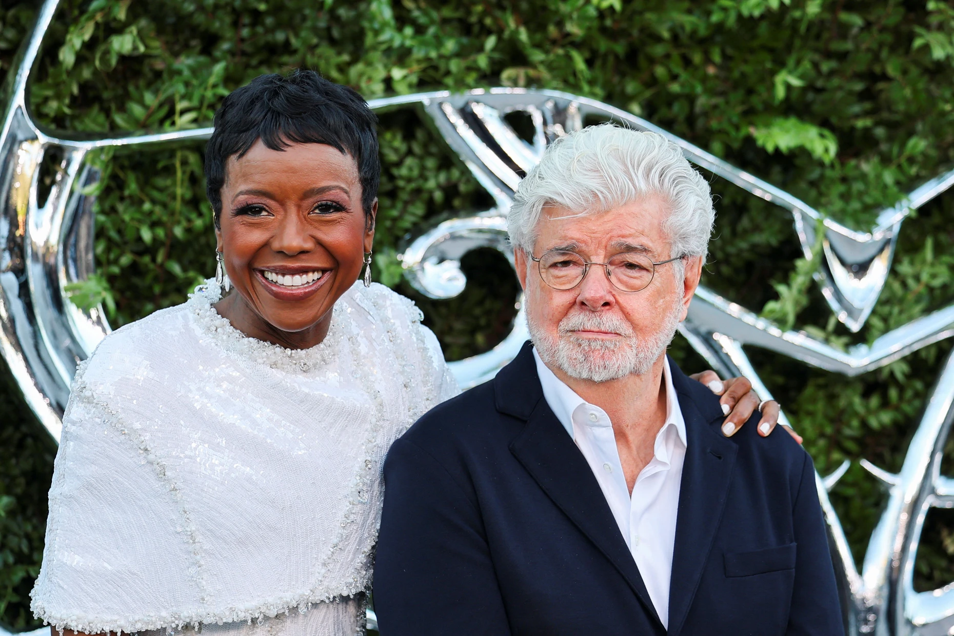 Mellody Hobson und George Lucas posieren bei der Eröffnung für die Kameras.