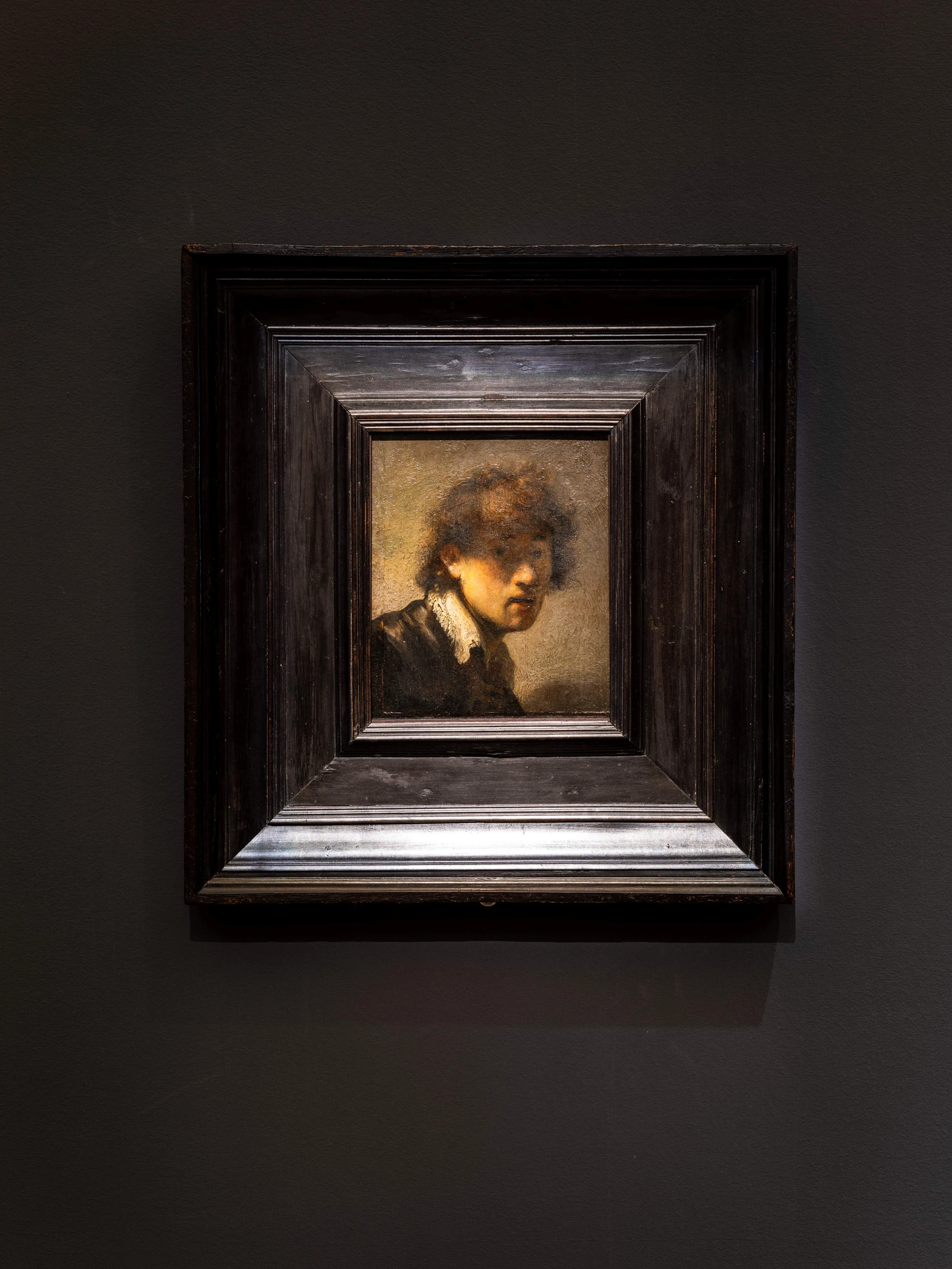 „Ich bin ein Gothaer“: Rembrandts sensationelles „Jugendliches Selbstbildnis“ mit verschatteten Augen von 1629, nun als Dauerleihgabe der Bayerischen Staatsgemäldesammlungen München zurückgekommen.