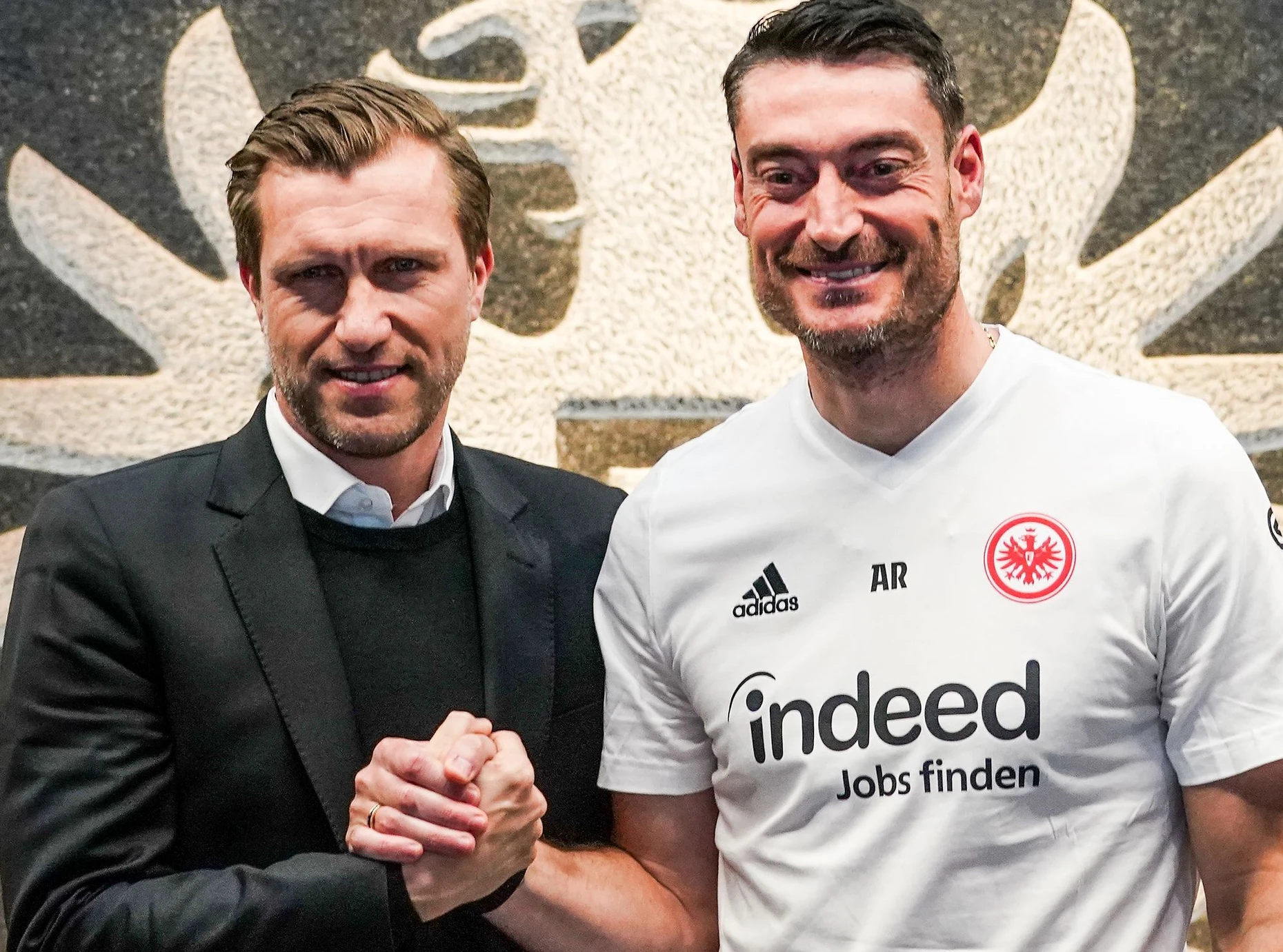 Krösche und Trainer Albert Riera (rechts)
