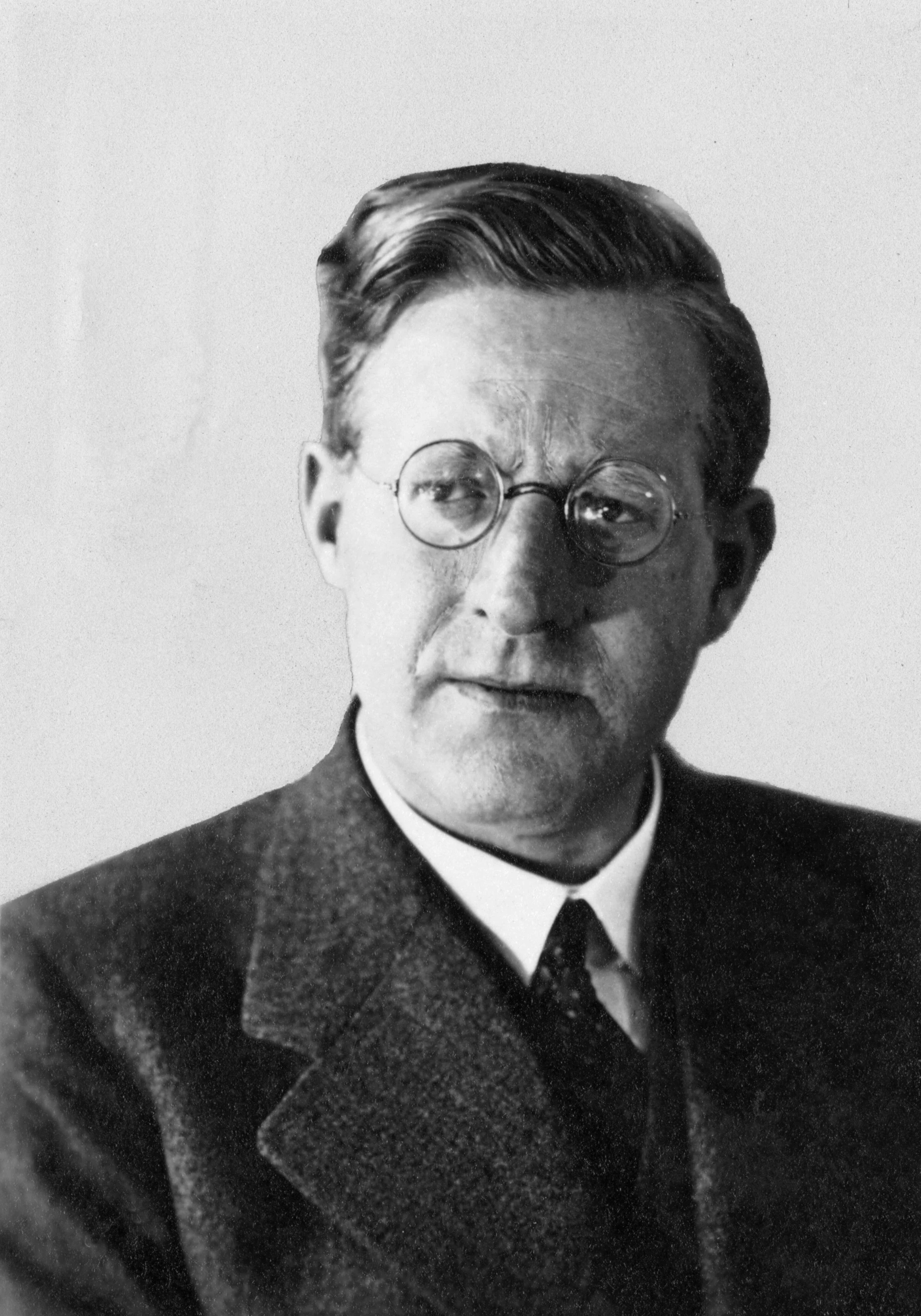 Karl Loewenstein (1891 bis 1973) habilitierte sich 1931 in München. Nach der Emigration in die USA lehrte er in Yale und am Amherst College. 1956 erhielt er in München zum Zweck der Wiedergutmachung eine Professur für Politische Wissenschaften und Rechtspolitik, wofür er in seine sofortige Emeritierung hatte einwilligen müssen.