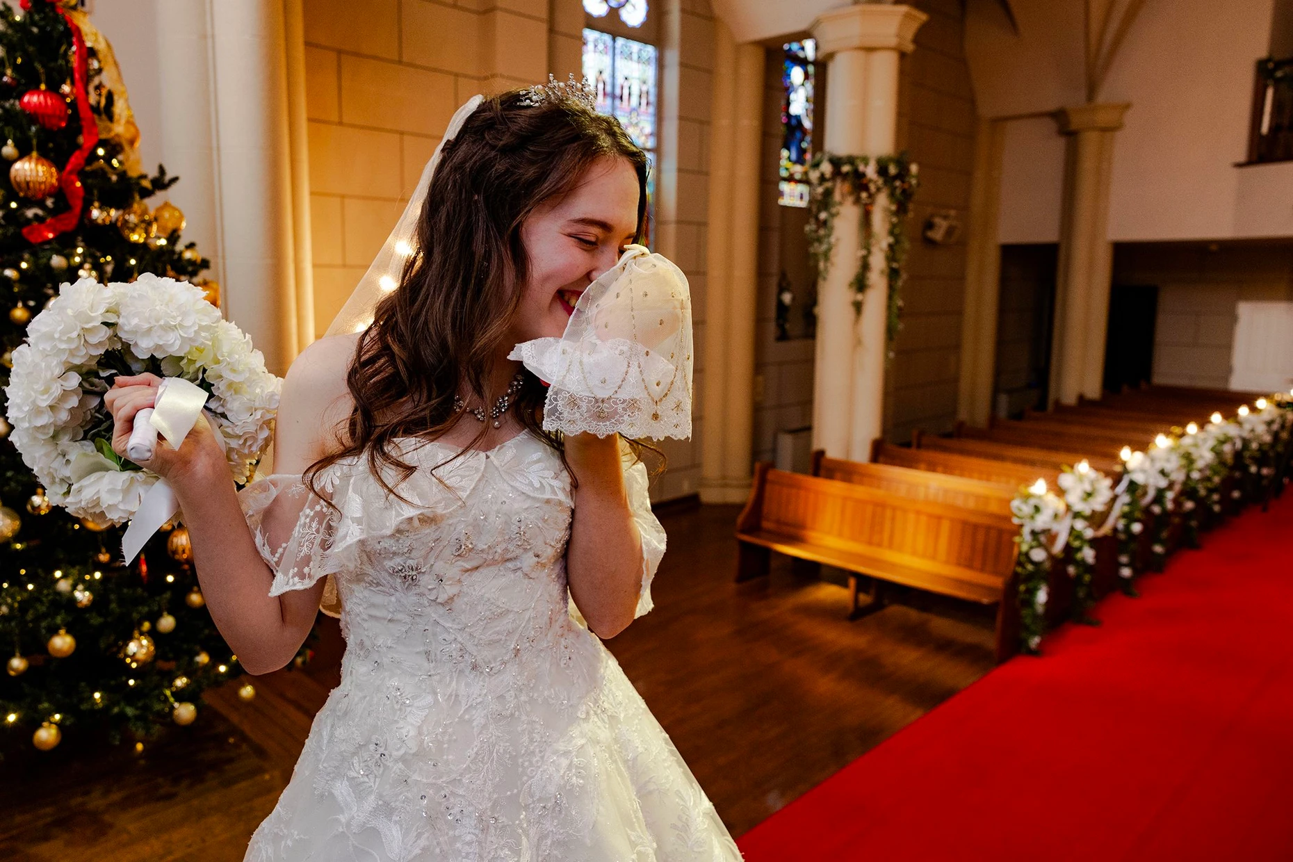 Die 24-jährige Lucie aus Frankreich während ihrer symbolischen Hochzeit mit Mami, einem Charakter aus der Serie „Rent-A-Girlfriend“. Vor einem Jahr ist sie nach Tokio gezogen. 13. Dezember 2025