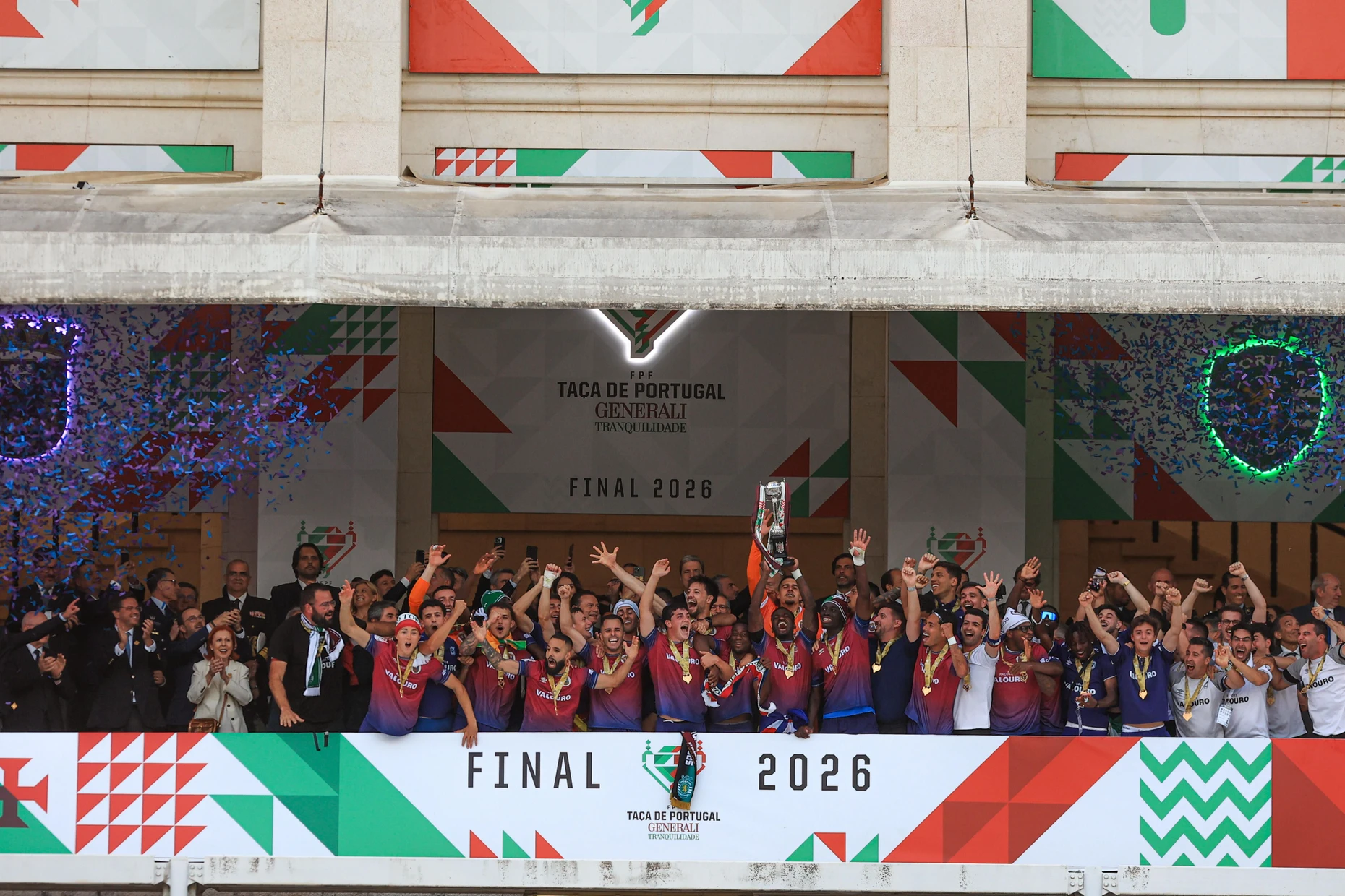 Die Mannschaft von Torreense präsentiert stolz den Pokal nach dem Sieg gegen Sporting.