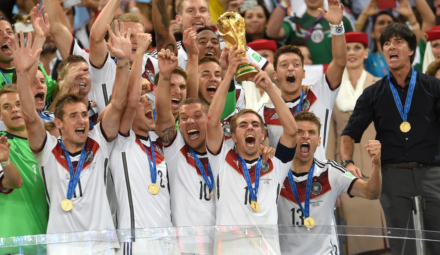 Das waren noch Zeiten: Thomas Müller (erste Reihe unten rechts) mit den Mannschaftskollegen Manuel Neuer, Miroslav Klose, Kevin Großkreutz, Lukas Podolski, Philipp Lahm (v.l.) und dem Bundestrainer Joachim Löw beim Gewinn der Fußball-WM im Juli 2014 in Brasilien.